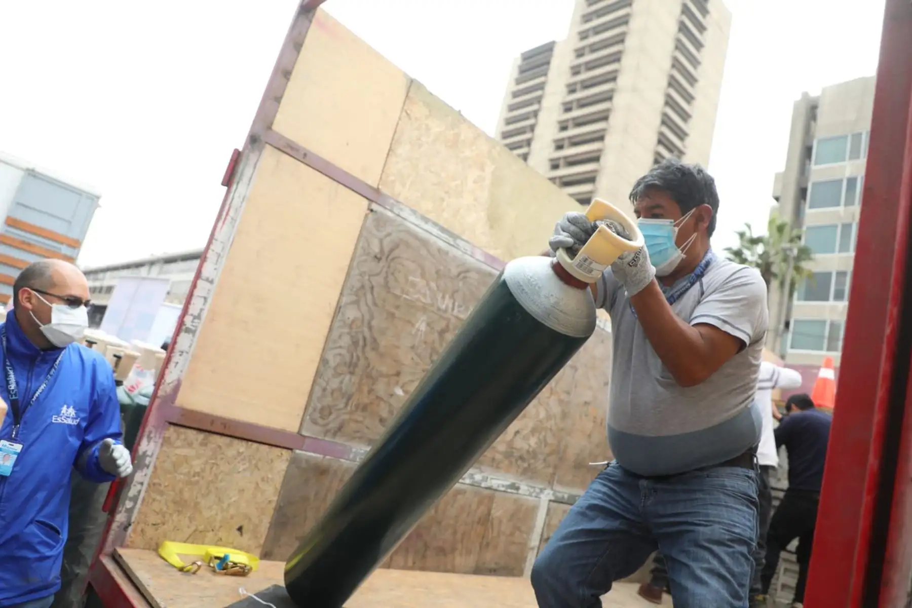 Ministerio de la Producción en coordinación con el ministerio de Salud y Essalud trasladan 70 balones de oxígeno y 26 pulsómetros que reforzarán la atención a la salud en la región Huancavelica en la lucha contra el covid-19.
Foto: Ministerio de la Producción