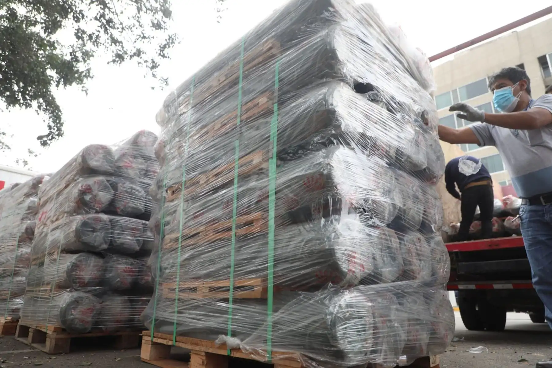 Ministerio de la Producción en coordinación con el ministerio de Salud y Essalud trasladan 70 balones de oxígeno y 26 pulsómetros que reforzarán la atención a la salud en la región Huancavelica en la lucha contra el covid-19.
Foto: Ministerio de la Producción