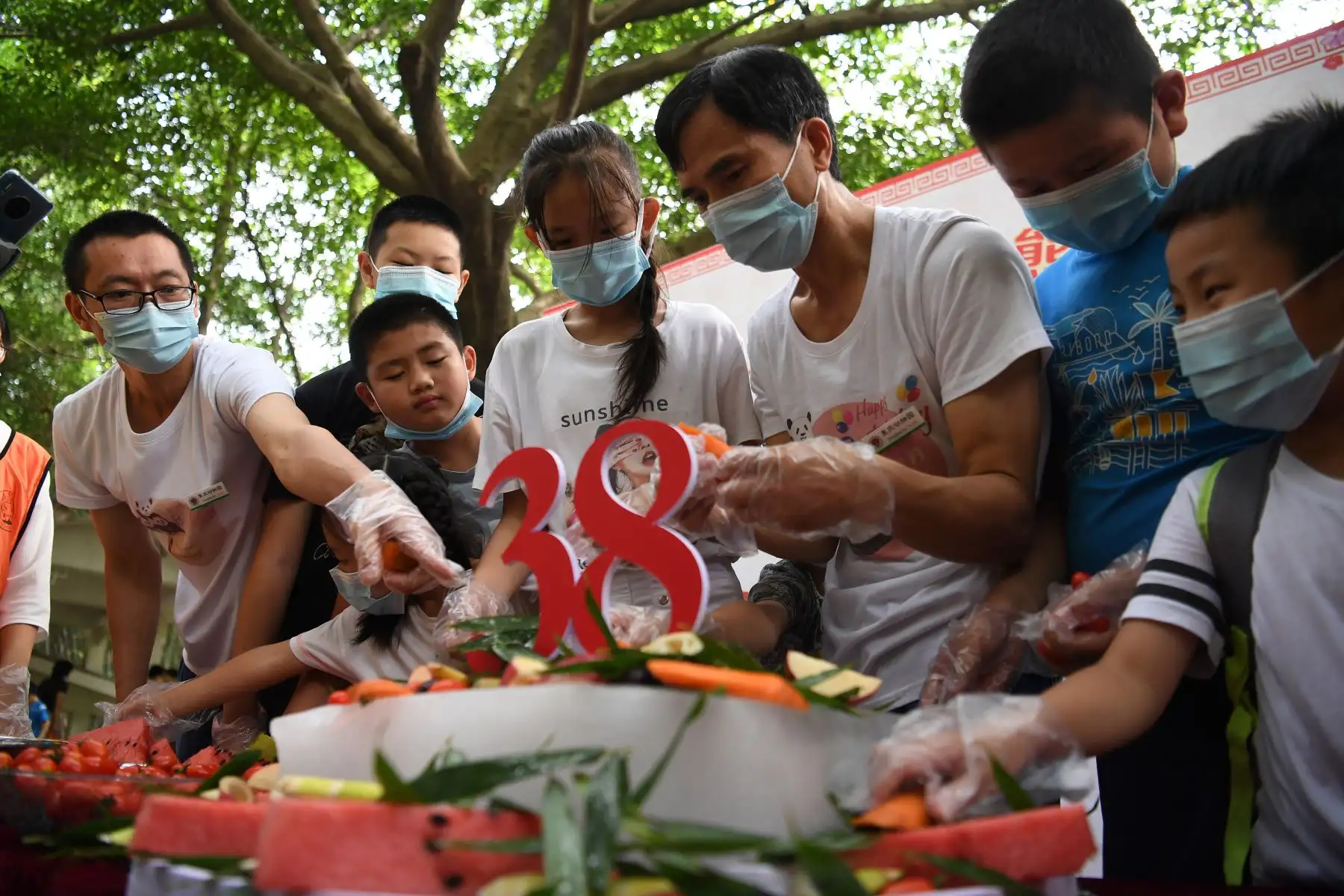 Personas preparan el pastel de cumpleaños especial para la panda gigante Xinxing en el Zoológico de Chongqing en la municipalidad de Chongqing, en el suroeste de China. La celebridad del zoológico, la "abuelita panda", cumplió el 38 años.
Foto: Xinhua