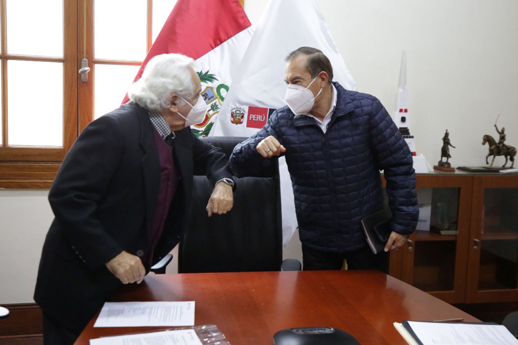 El jefe del Gabinete Ministerial, Walter Martos, sostuvo una reunión con el secretario ejecutivo del Acuerdo Nacional, Max Hernández, con el objetivo de coordinar aspectos relacionados a la convocatoria del denominado Pacto Perú.
Foto: PCM