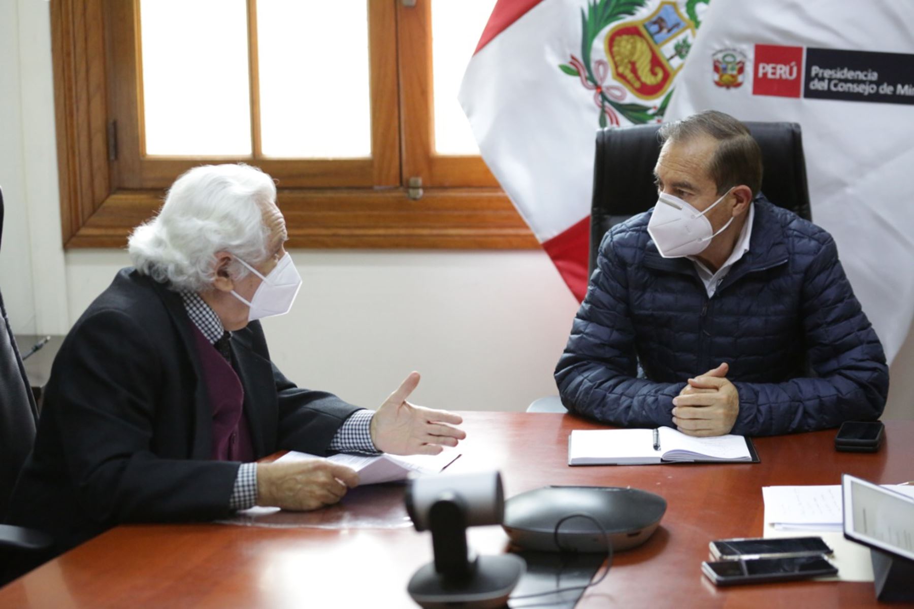El jefe del Gabinete Ministerial, Walter Martos, sostuvo una reunión con el secretario ejecutivo del Acuerdo Nacional, Max Hernández, con el objetivo de coordinar aspectos relacionados a la convocatoria del denominado Pacto Perú.
Foto: PCM