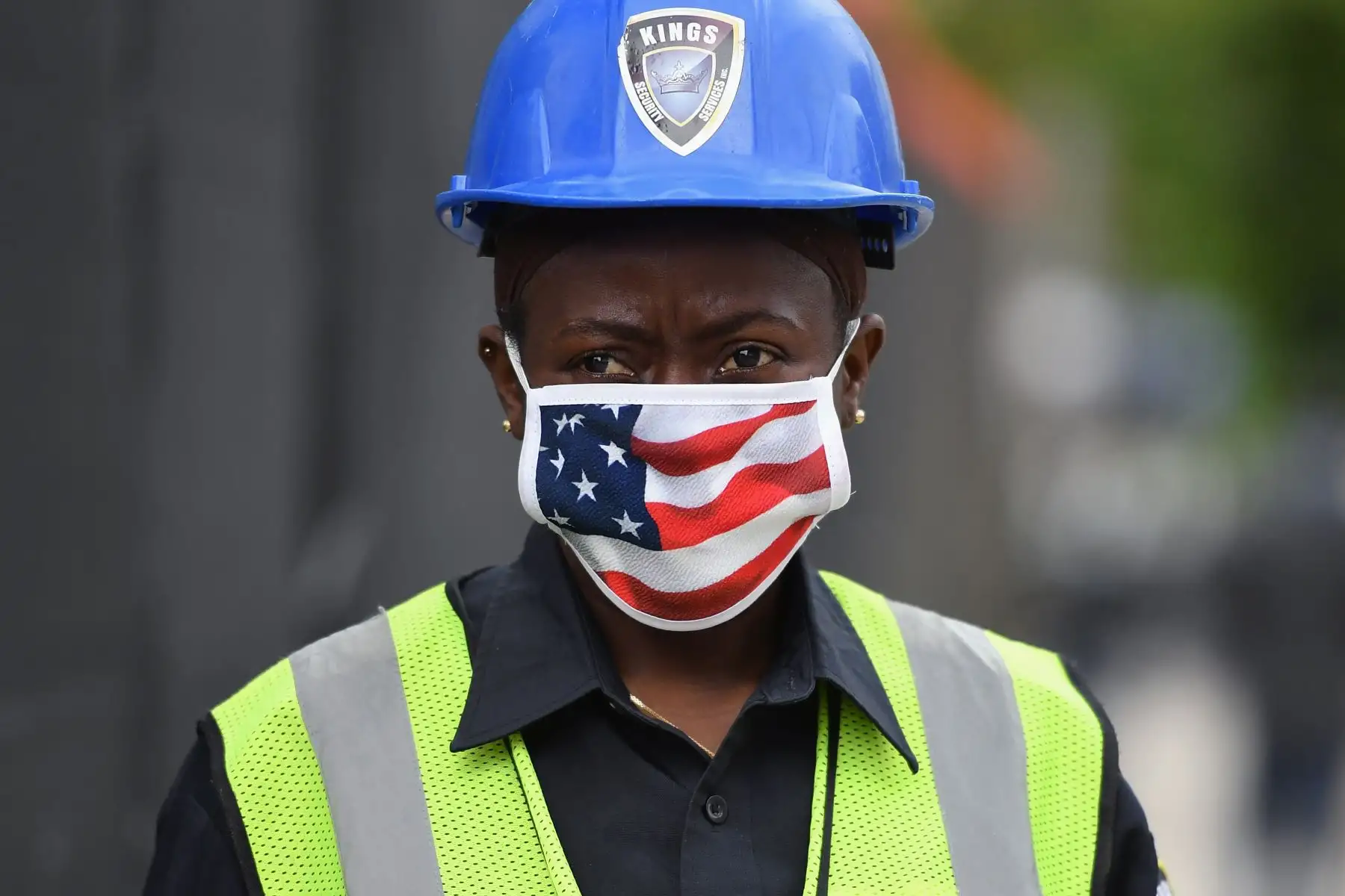 La oficial de seguridad Franca Brown se encuentra fuera de una distribución de comida emergente organizada por Caridades Católicas para los miembros de la comunidad afectados por la pandemia de coronavirus en el distrito de Brooklyn de la ciudad de Nueva York.Foto: AFP