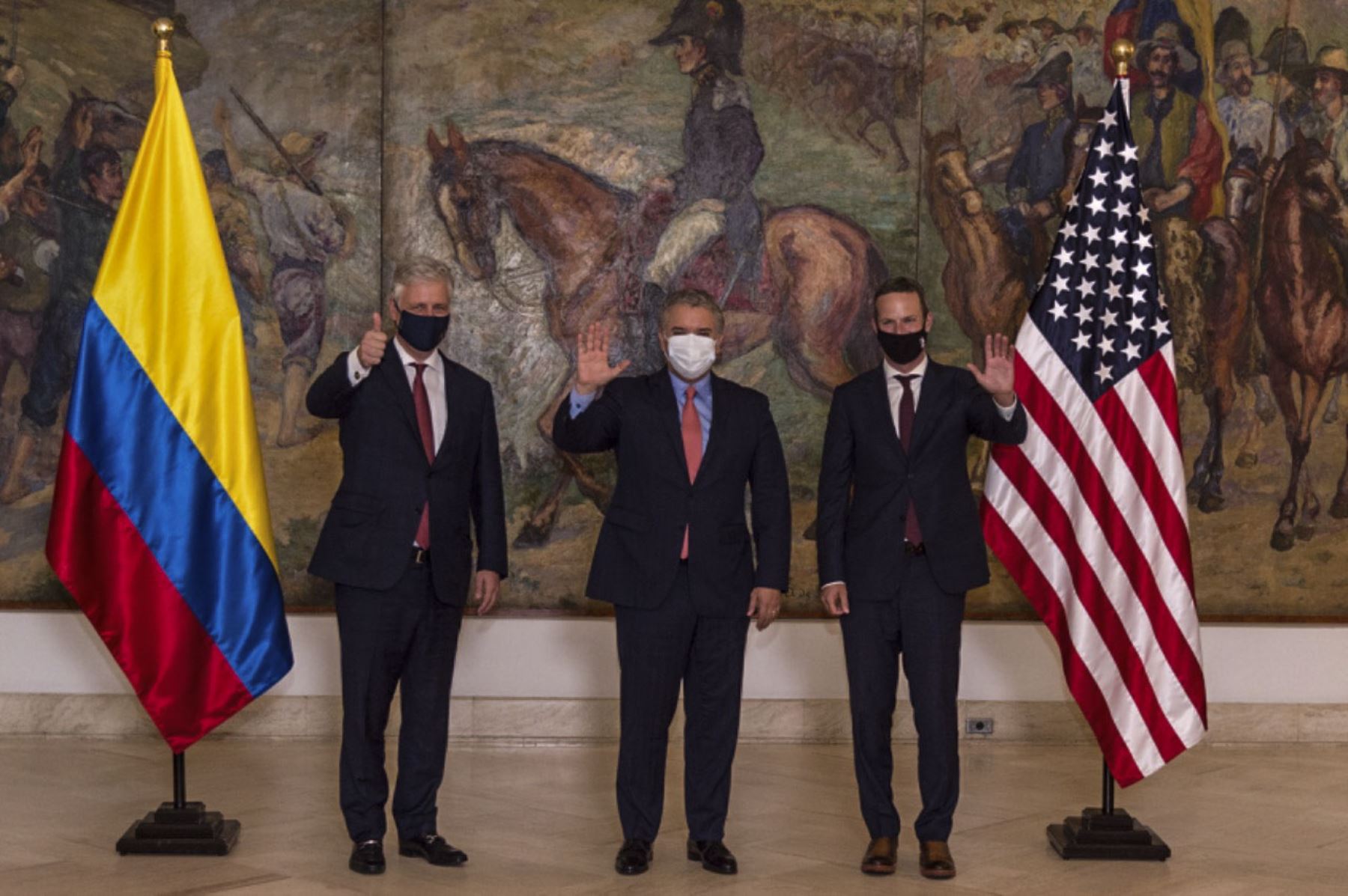 Imagen del folleto publicado por la oficina de prensa de la presidencia de Colombia muestra al presidente Iván Duque (C), el Asesor de Seguridad Nacional de Estados Unidos, Robert O