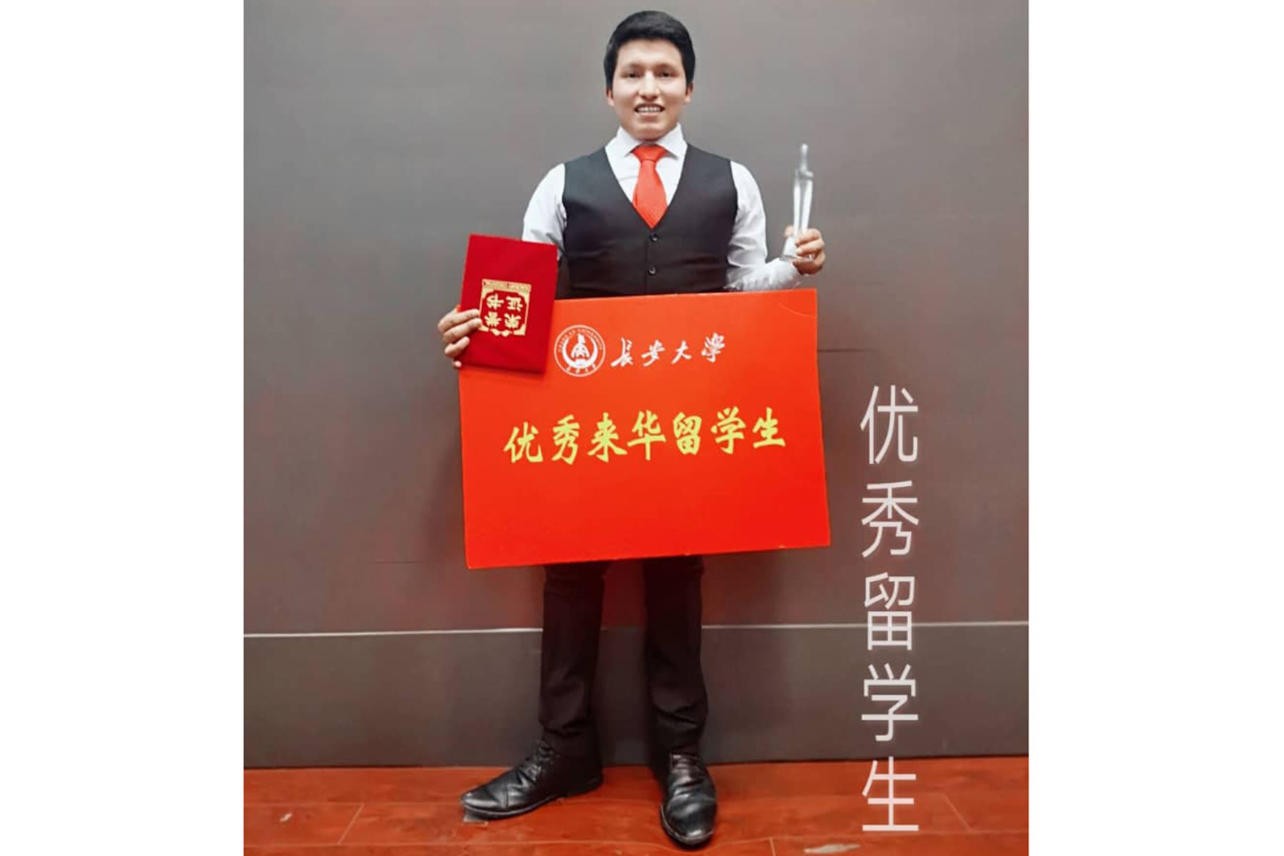 La Universidad de Chang´an de China reconoció al joven Jemuel Zarabia Hurtado, talento de Apurímac que ganó la Beca de Reciprocidad Perú-China para Estudiantes Peruanos. Foto: Pronabec