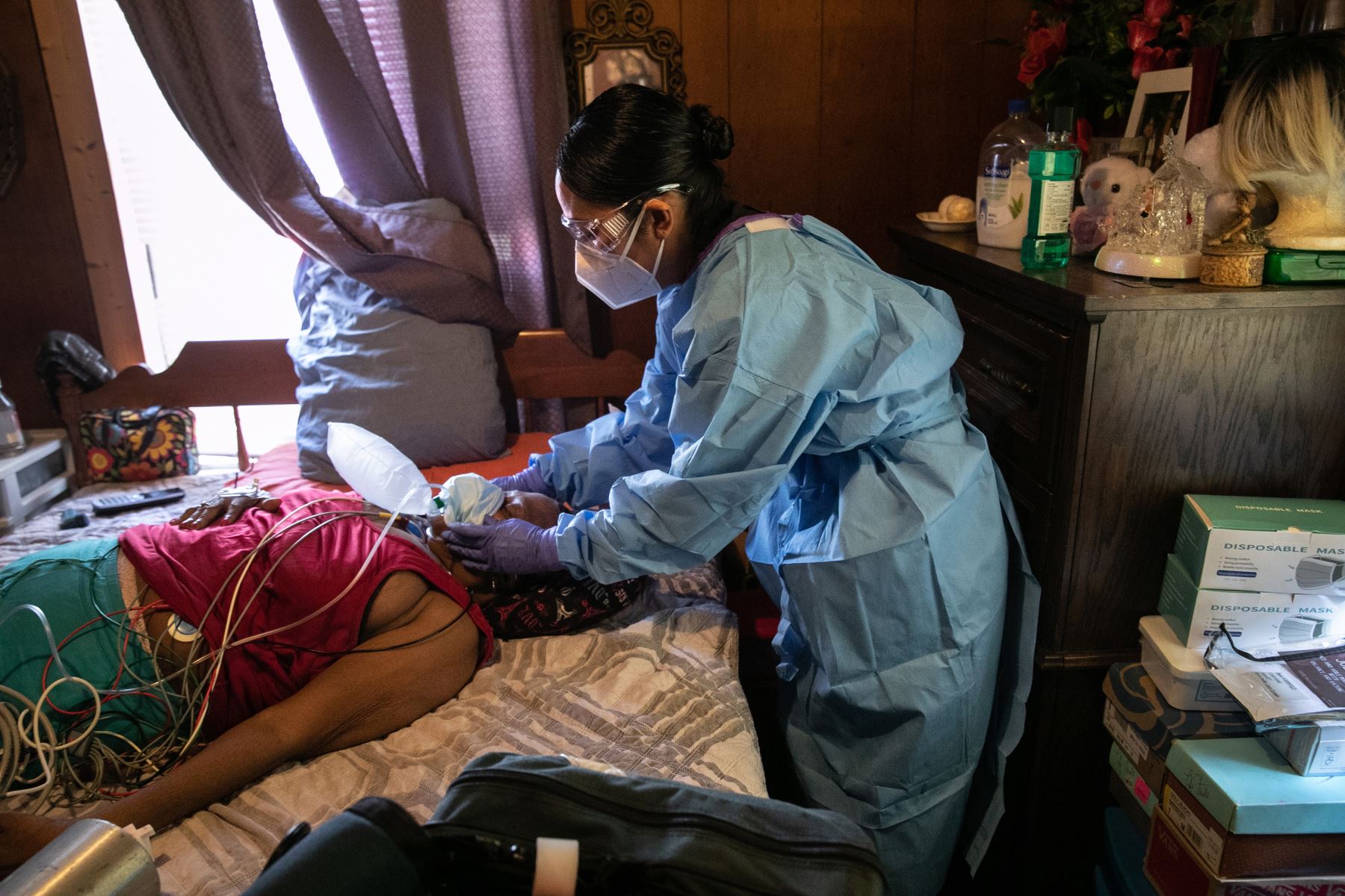 Un médico trata a una mujer que sufre de posibles síntomas de Covid-19 antes de transportarla a un hospital, el 12 de agosto de 2020 en Houston, Texas.