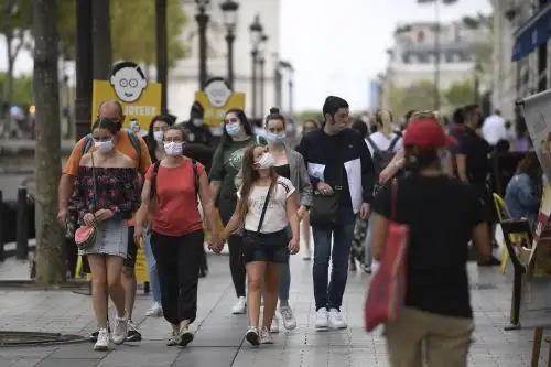 Personas con mascarillas caminando por una calle. Foto: EFE