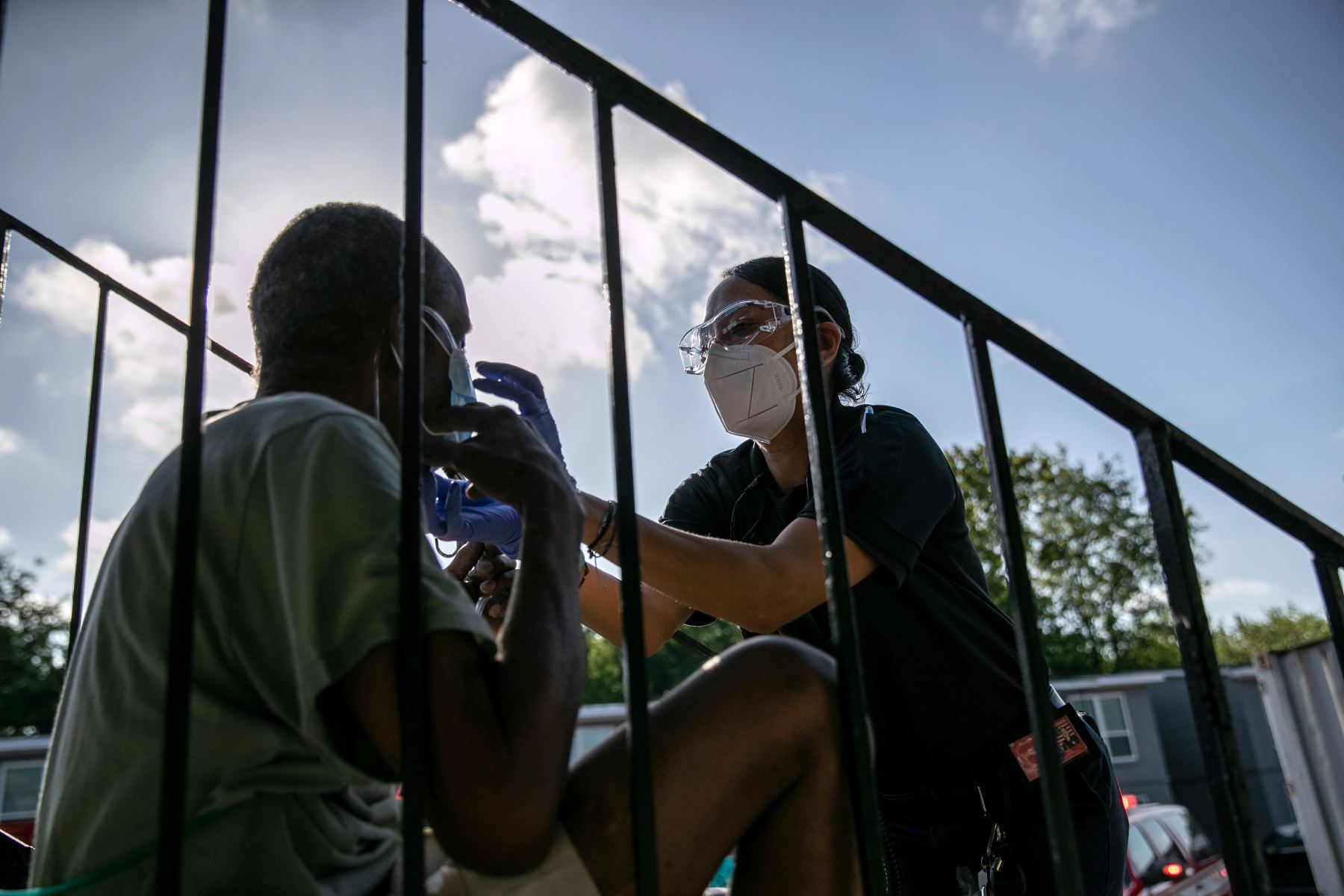 Los médicos del Departamento de Bomberos de Houston proporcionan oxígeno a un paciente con problemas para respirar antes de llevarlo al hospital, el 14 de agosto de 2020, en Houston, Texas. Foto: AFP