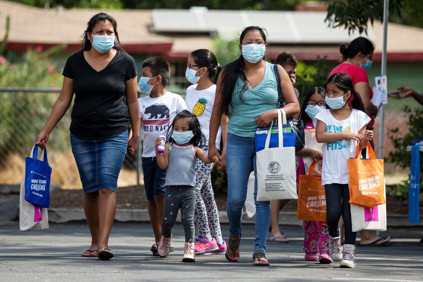 Una familia asiste a una feria de recursos escolares previo al reinicio de clases en medio de la pandemia, en Los Ángeles, California. Foto: EFE