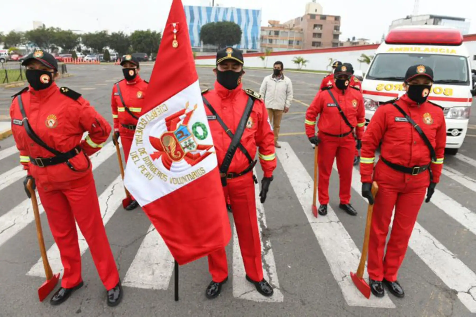 Delegación de bomberos portan la bandera nacional luego que el ministro del Interior, Jorge Montoya, recibió una donación de vehículos de emergencia del gobierno japonés y de la Asociación de Bomberos del Japón, que serán destinados a nuestras estaciones contra incendios.


Foto: ANDINA/Mininter