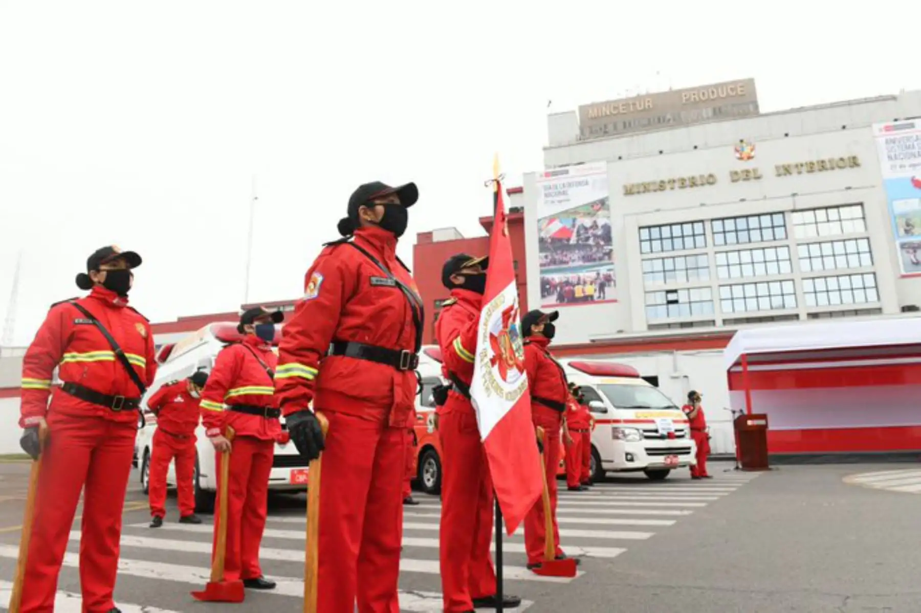 Bomberos formados frente al frontis del ministerio del Interior.

El ministro del Interior, Jorge Montoya, recibió una donación de vehículos de emergencia del gobierno japonés y de la Asociación de Bomberos del Japón, que serán destinados a nuestras estaciones contra incendios.


Foto: ANDINA/Mininter