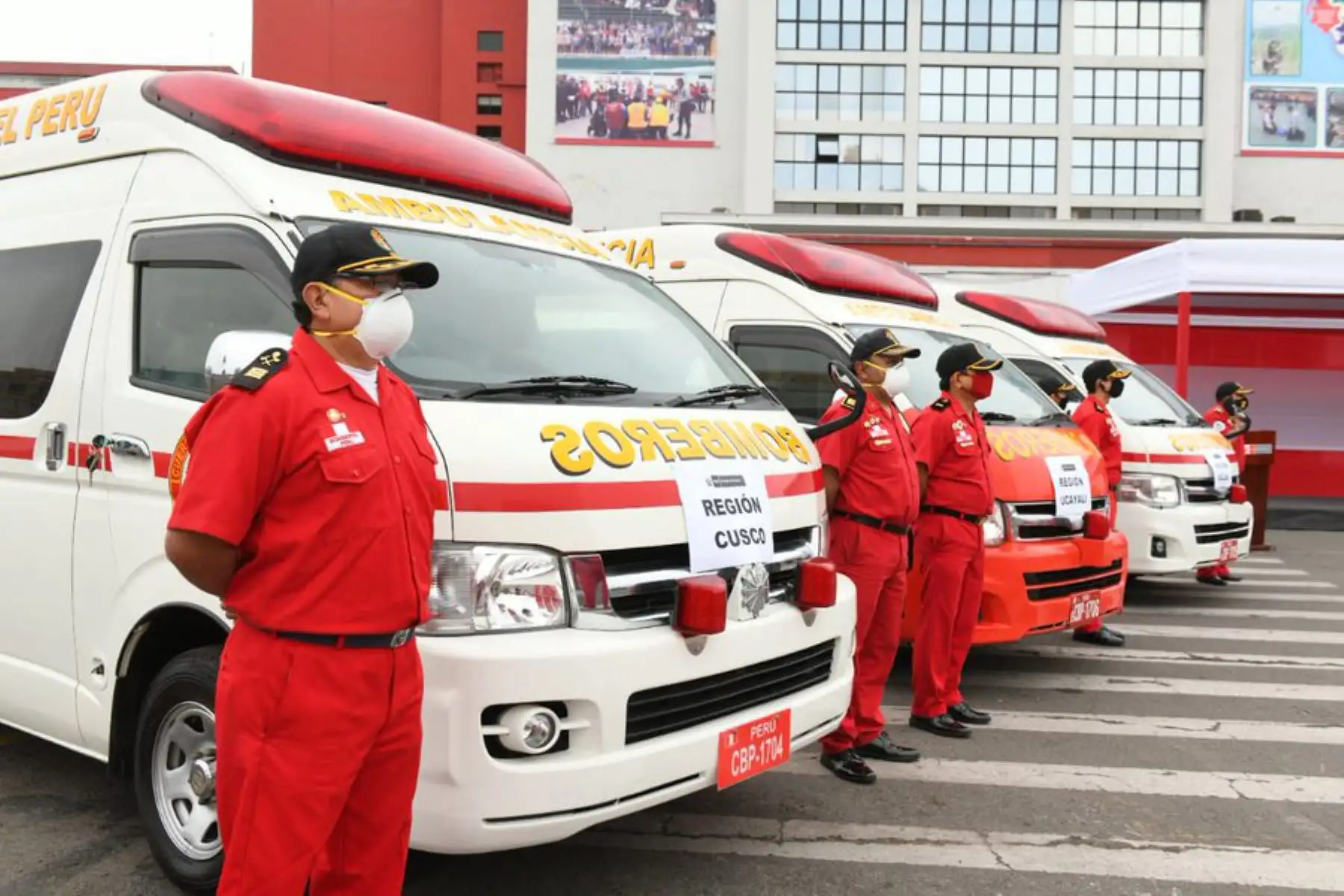 Vehículos de emergencia donados por el gobierno japonés se aprecian frente a la puerta principal del Ministerio del Interior.
El ministro del Interior, Jorge Montoya, recibió una donación de vehículos de emergencia del gobierno japonés y de la Asociación de Bomberos del Japón, que serán destinados a nuestras estaciones contra incendios.


Foto: ANDINA/Mininter