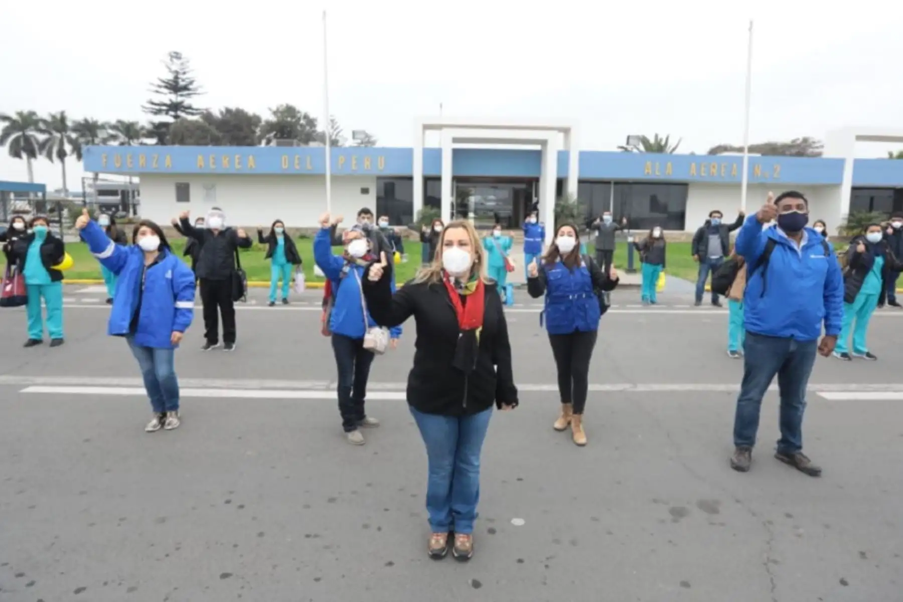 La presidenta ejecutiva de EsSalud, Fiorella Molinelli viajó hoy a Tacna, donde coordinará acciones conjuntas con las autoridades regionales, locales y representantes de la sociedad civil para fortalecer la atención de pacientes covid-19 en esa región.