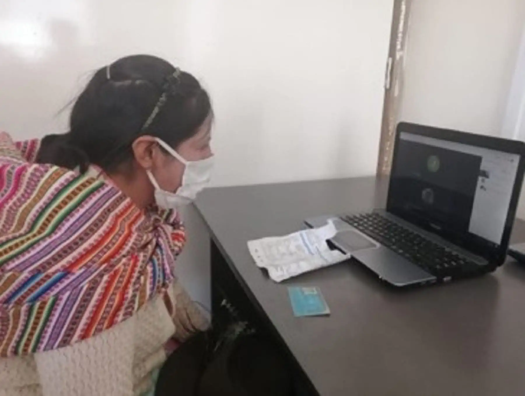 El Organismo Supervisor de la Inversión en Energía y Minería (Osinergmin) ha implementado un nuevo canal de atención a través de video llamadas, previa cita, con el objetivo de brindar orientación sobre el Bono Electricidad y atender denuncias de los usuarios sobre el servicio eléctrico, en especial a aquellos que se encuentran en situación vulnerable y en las zonas más alejadas del país. Foto: Osinergmin