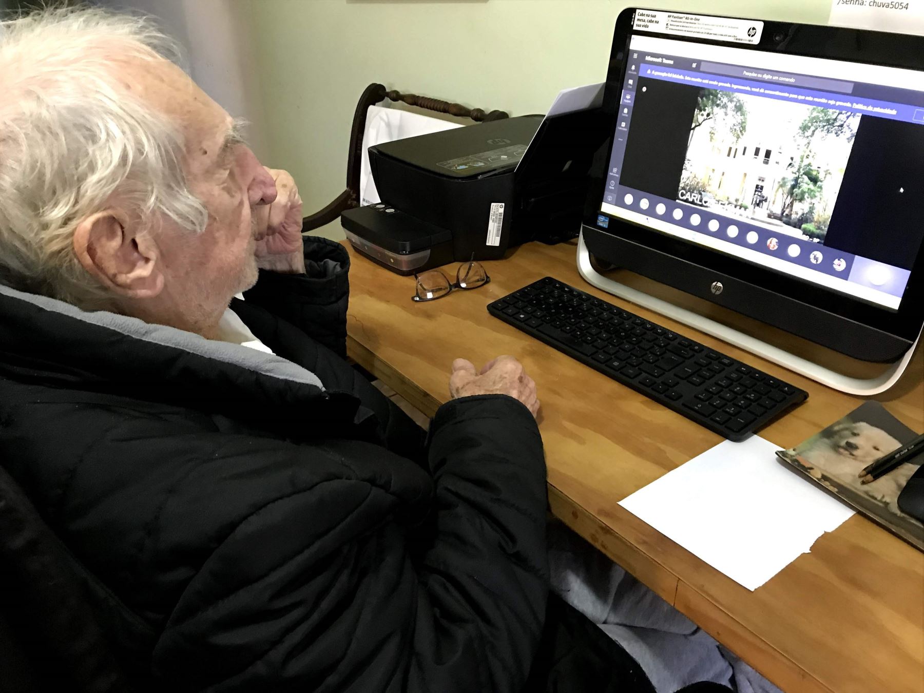 El diseñador brasileño Carlos Augusto Manço mientras usa su computador. Foto: EFE