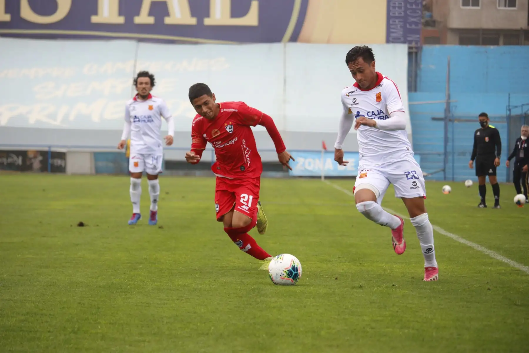 El futbolista del Cienciano Aldair Perleche disputa la pelota con Roberto Céspedes defensa del Atletico Grau,  por la liga 1 del Torneo Apertura 2020 en el Estadio Alberto Gallardo de Lima Perú. Foto: ANDINA/@LigaFutProfdel.
