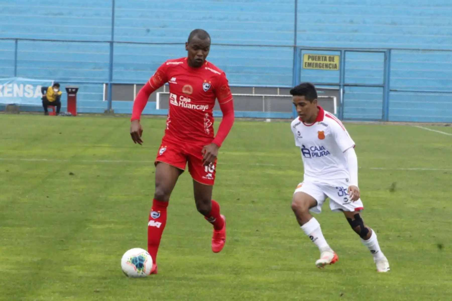 El futbolista del Cienciano José Cuero disputa la pelota con defensa del Atletico Grau,  por la liga 1 del Torneo Apertura 2020 en el Estadio Alberto Gallardo de Lima Perú. Foto: ANDINA/@LigaFutProfdel.