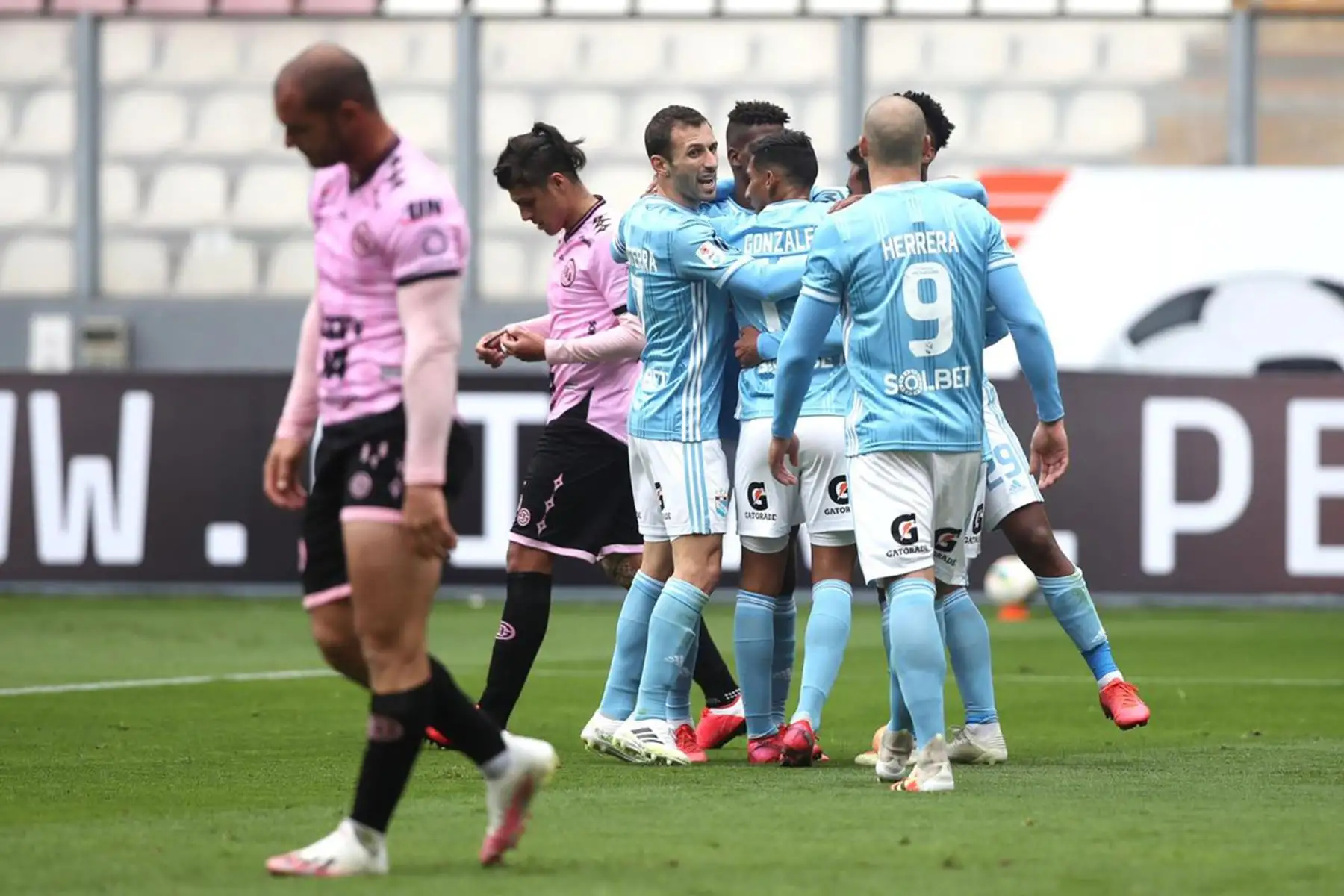 El futbolista  Washington Corozo de Sporting Cristal celebra con sus compañeros su  gol al Sport Boys durante el partido por la fecha 7 de la liga 1 del Torneo Apertura 2020 , en el estadio Nacional de Lima Perú.
Foto: @LigaFutProfdel