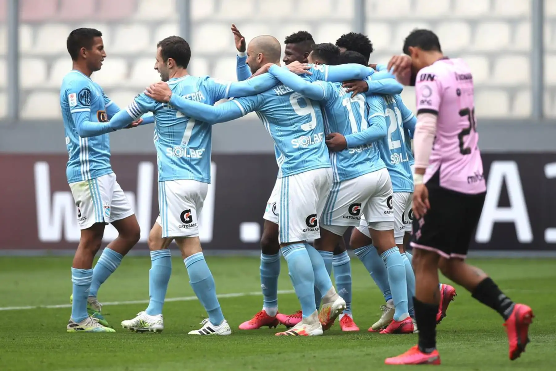 El futbolista  Washington Corozo de Sporting Cristal celebra con sus compañeros su  gol al Sport Boys durante el partido por la fecha 7 de la liga 1 del Torneo Apertura 2020 , en el estadio Nacional de Lima Perú.
Foto: @LigaFutProfdel
