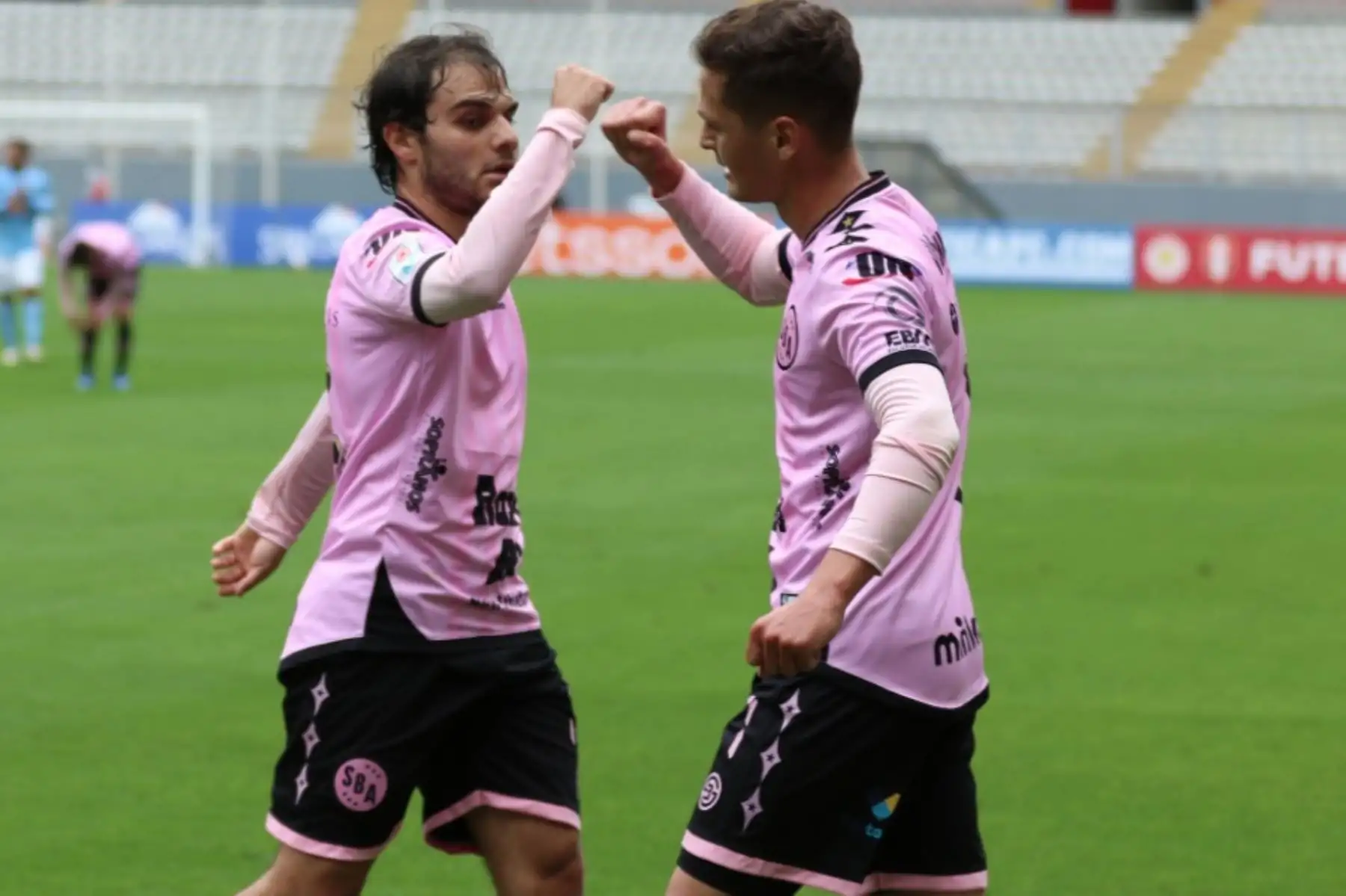 El jugador Claudio Villagra celebra con sus compañeros  el gol del empate ante Sporting Cristal  por partido de la Liga 1  Movistar. Foto: @LigaFutProf