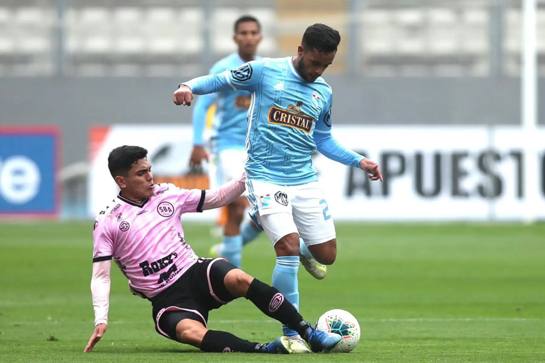 El futbolista del Marín Távara del Sporting Cristal  disputa la pelota con el jugador Hansell Riojas del Sport Boys por la liga 1 del Torneo Apertura 2020 en el Estadio Naciona de Lima Perú. 
Foto: @LigaFutProf