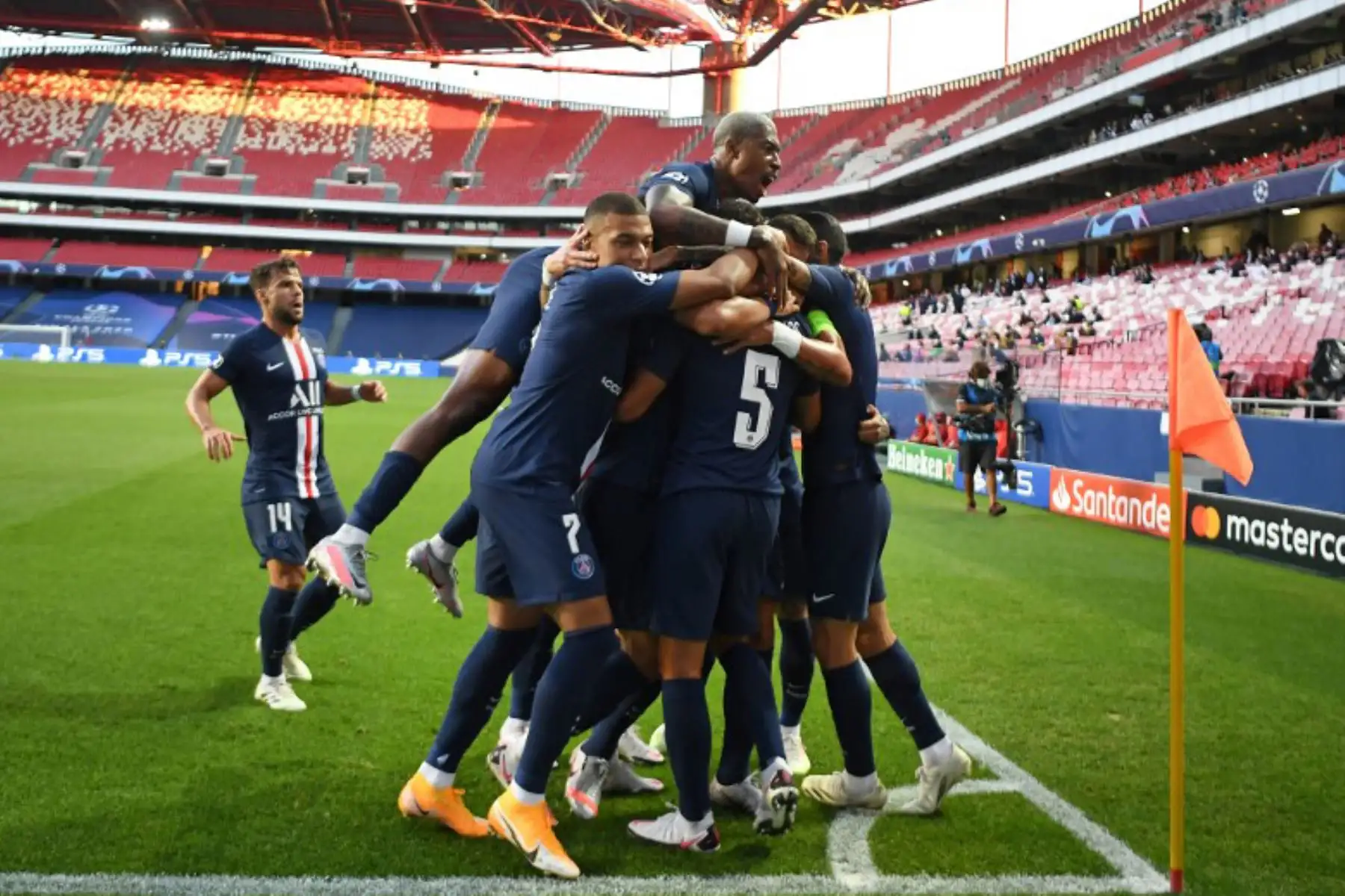 El defensor brasileño del Paris Saint-Germain Marquinhos celebra con sus compañeros después de anotar el primer gol de su equipo durante el partido de fútbol semifinal de la UEFA Champions League entre Leipzig y Paris Saint-Germain en el estadio Luz de Lisboa.

Foto: AFP
