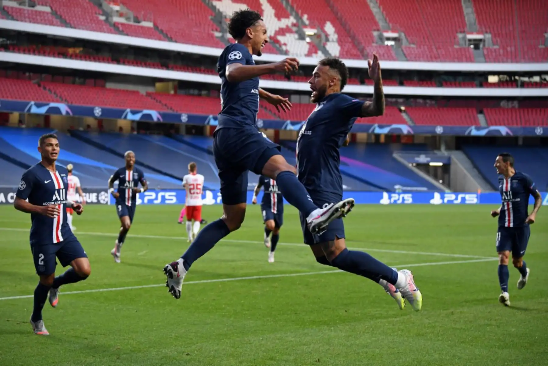 El defensa brasileño del Paris Saint-Germain, Marquinhos, celebra con el delantero brasileño Neymar después de marcar el primer gol de su equipo durante la semifinal de la Liga de Campeones de la UEFA entre Leipzig y Paris Saint-Germain en el estadio Luz de Lisboa. 

Foto:AFP