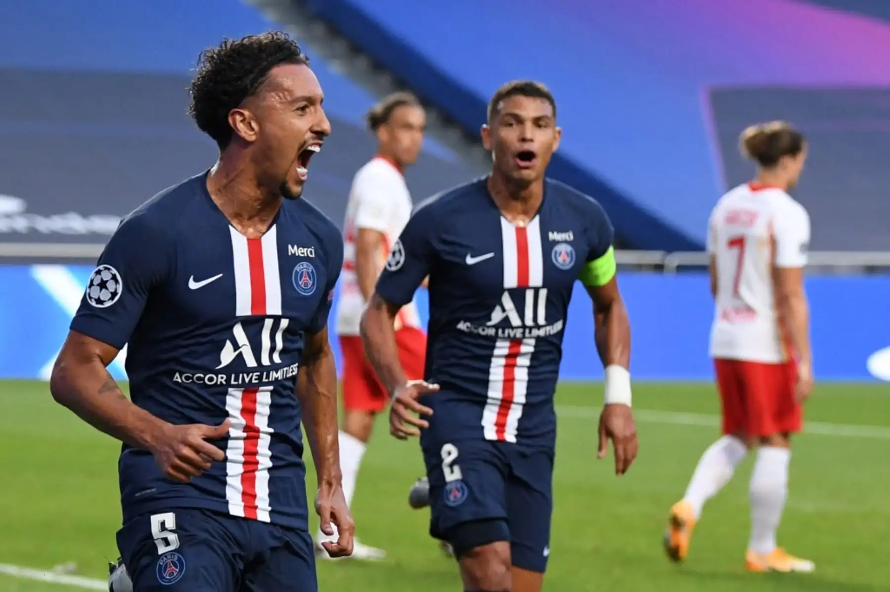 El defensor brasileño del Paris Saint-Germain, Marquinhos (L), celebra el gol del primer gol de su equipo durante el partido de fútbol de semifinales de la UEFA Champions League entre Leipzig y Paris Saint-Germain en el estadio Luz de Lisboa.

Foto: AFP