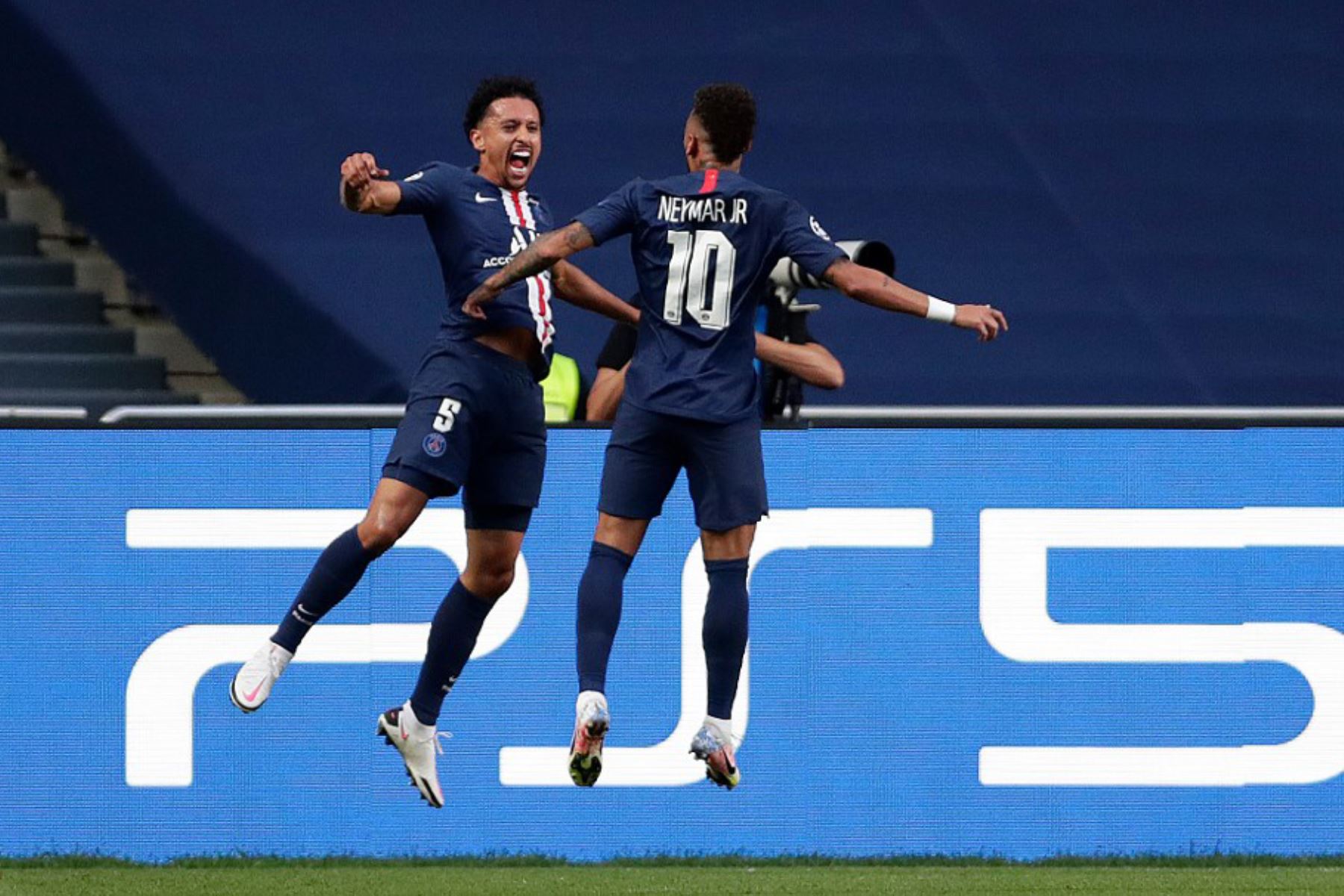 El defensa brasileño del Paris Saint-Germain, Marquinhos, celebra con el delantero brasileño Neymar, tras marcar el primer gol de su equipo durante la semifinal de la UEFA Champions League entre Leipzig y Paris Saint-Germain en el estadio de la Luz de Lisboa.

Foto: AFP