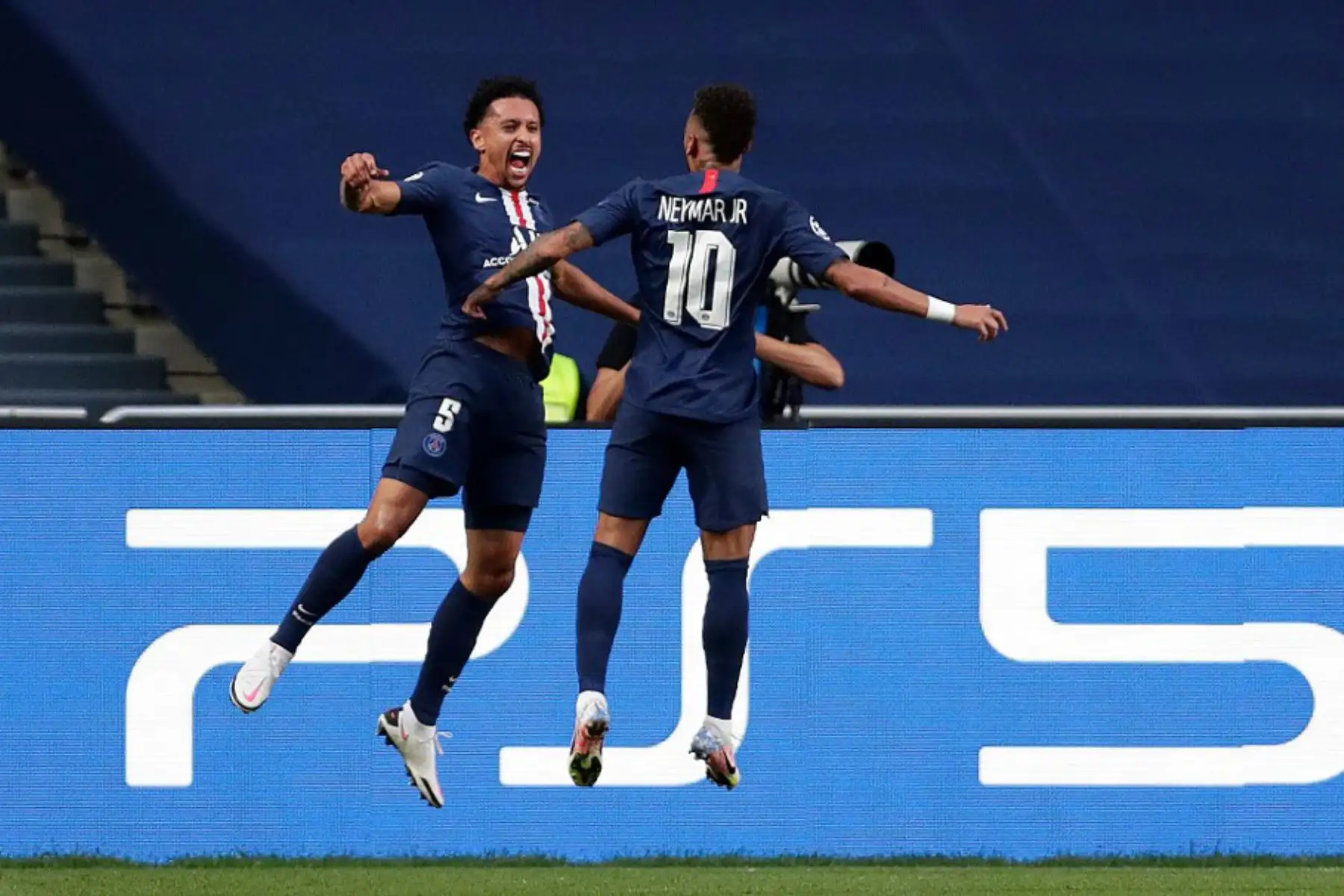 El defensa brasileño del Paris Saint-Germain, Marquinhos, celebra con el delantero brasileño Neymar, tras marcar el primer gol de su equipo durante la semifinal de la UEFA Champions League entre Leipzig y Paris Saint-Germain en el estadio de la Luz de Lisboa.

Foto: AFP