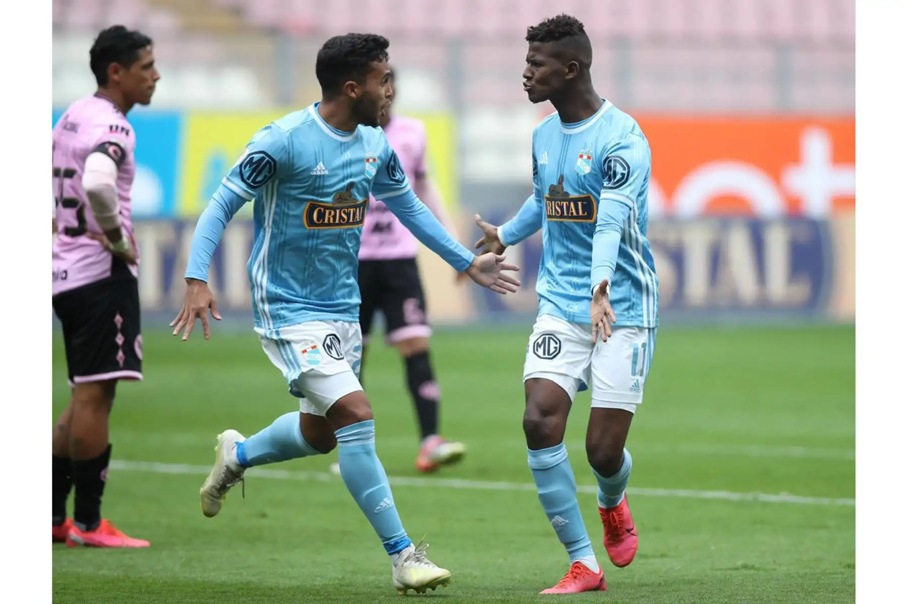 El futbolista  Washington Corozo de Sporting Cristal celebra con su compañero Martín Távara su  gol al Sport Boys durante el partido por la fecha 7 de la liga 1 del Torneo Apertura 2020 , en el estadio Nacional de Lima Perú.
Foto: @LigaFutProfdel