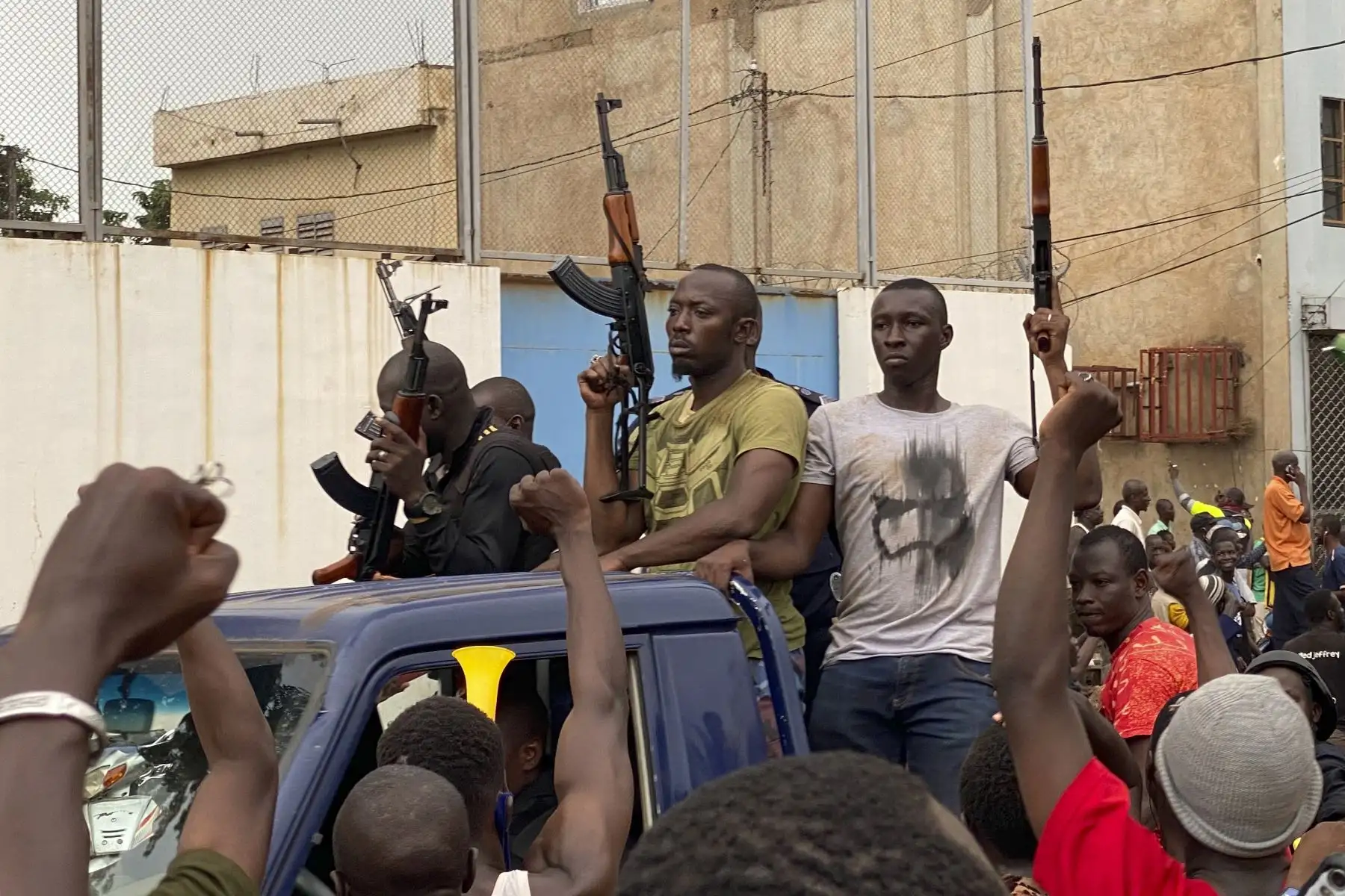 Los soldados malienses vestidos de civil celebran cuando llegan a la plaza de la Independencia en Bamako. Foto: AFP