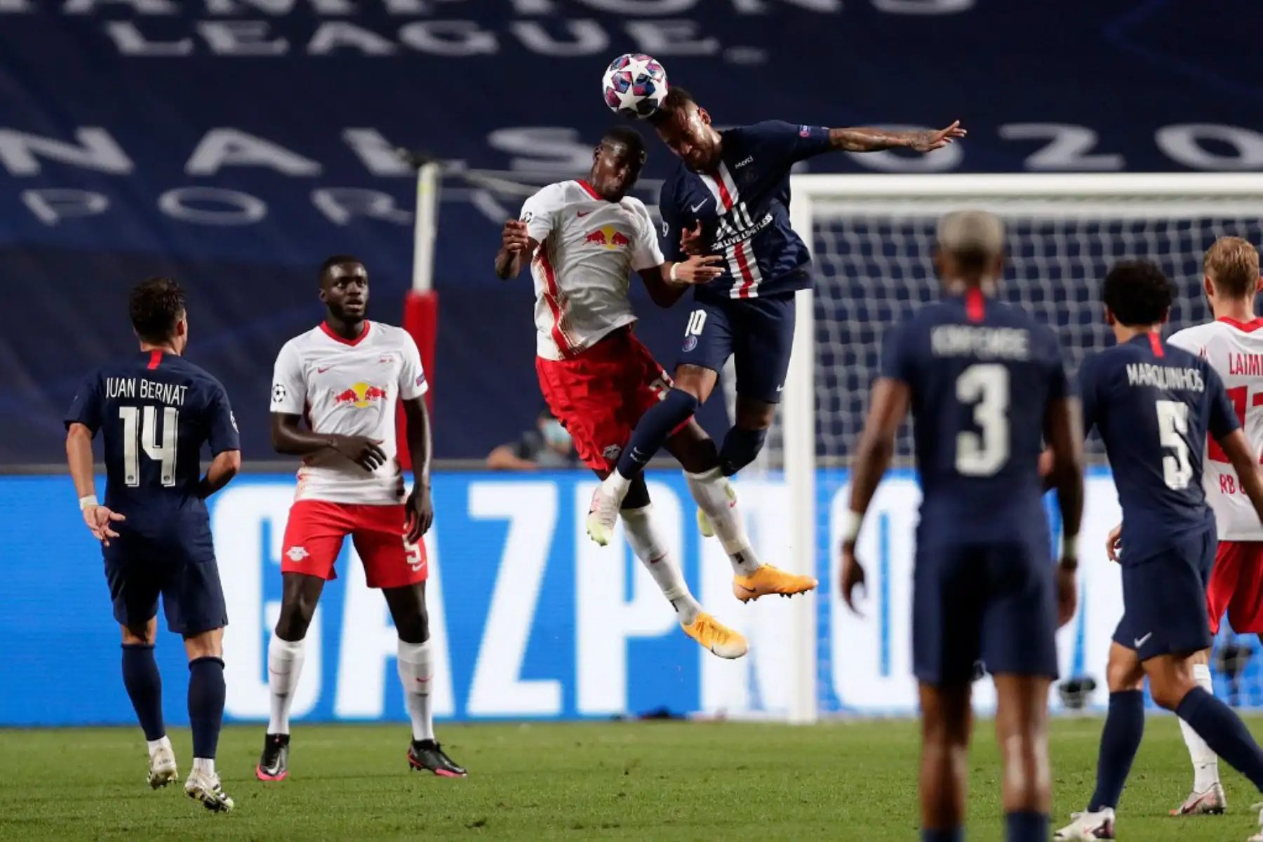 El delantero brasileño del Paris Saint-Germain Neymar cabecea el balón con el defensor francés de Leipzig Nordi Mukiele durante el partido de fútbol de semifinales de la UEFA Champions League entre Leipzig y Paris Saint-Germain en el estadio Luz de Lisboa.

Foto: AFP