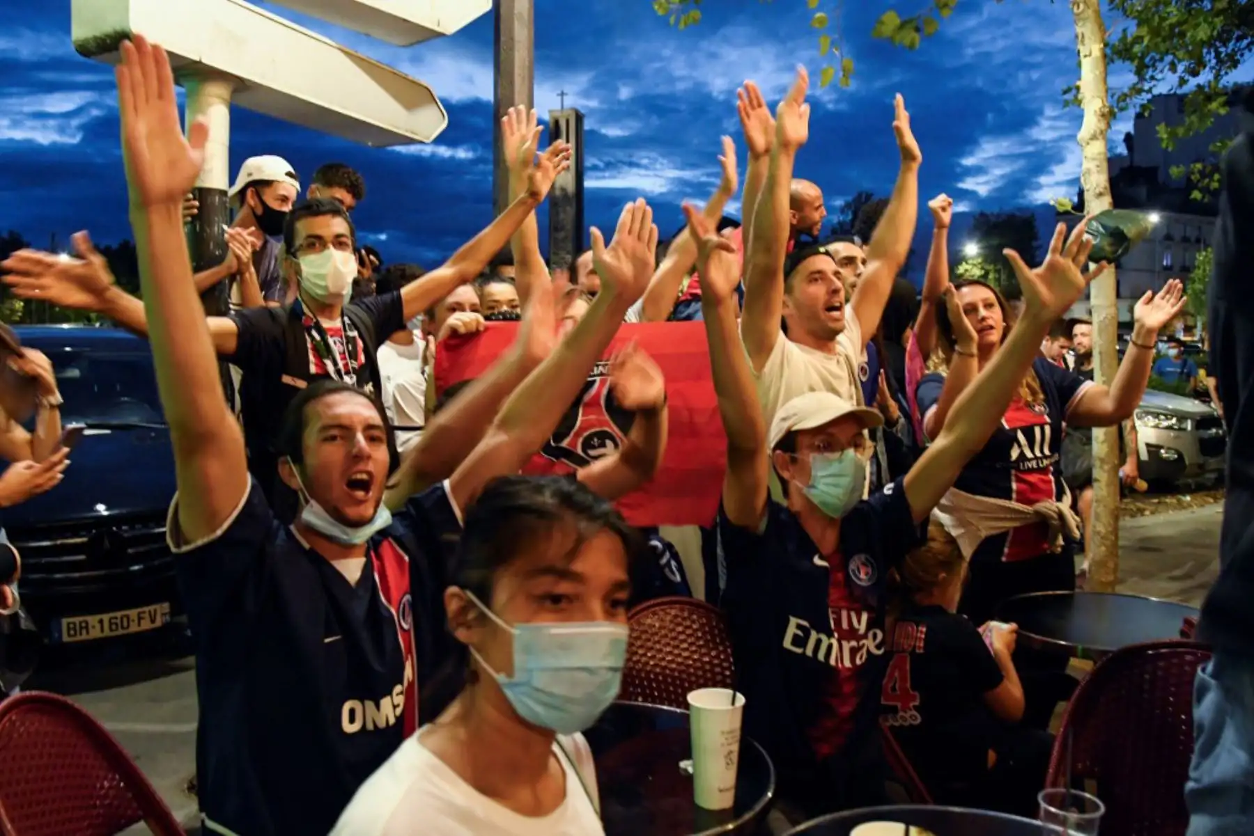 Seguidores del Paris Saint-Germain reaccionan en una terraza de un café en París mientras ven el partido de fútbol de la semifinal de la UEFA Champions League entre Leipzig y Paris Saint-Germain, jugado en Lisboa.

Foto: AFP