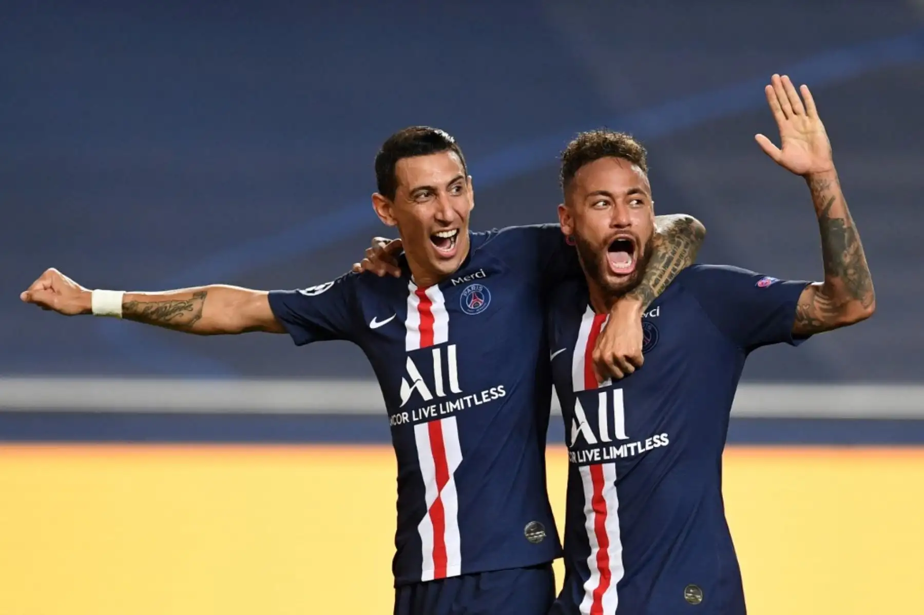 El centrocampista argentino del Paris Saint-Germain Angel Di Maria celebra con el delantero brasileño del Paris Saint-Germain Neymar después de marcar el segundo gol de su equipo durante la semifinal de la Liga de Campeones de la UEFA entre Leipzig y Paris Saint-Germain en el Estadio de la Luz en Lisboa.

Foto: AFP