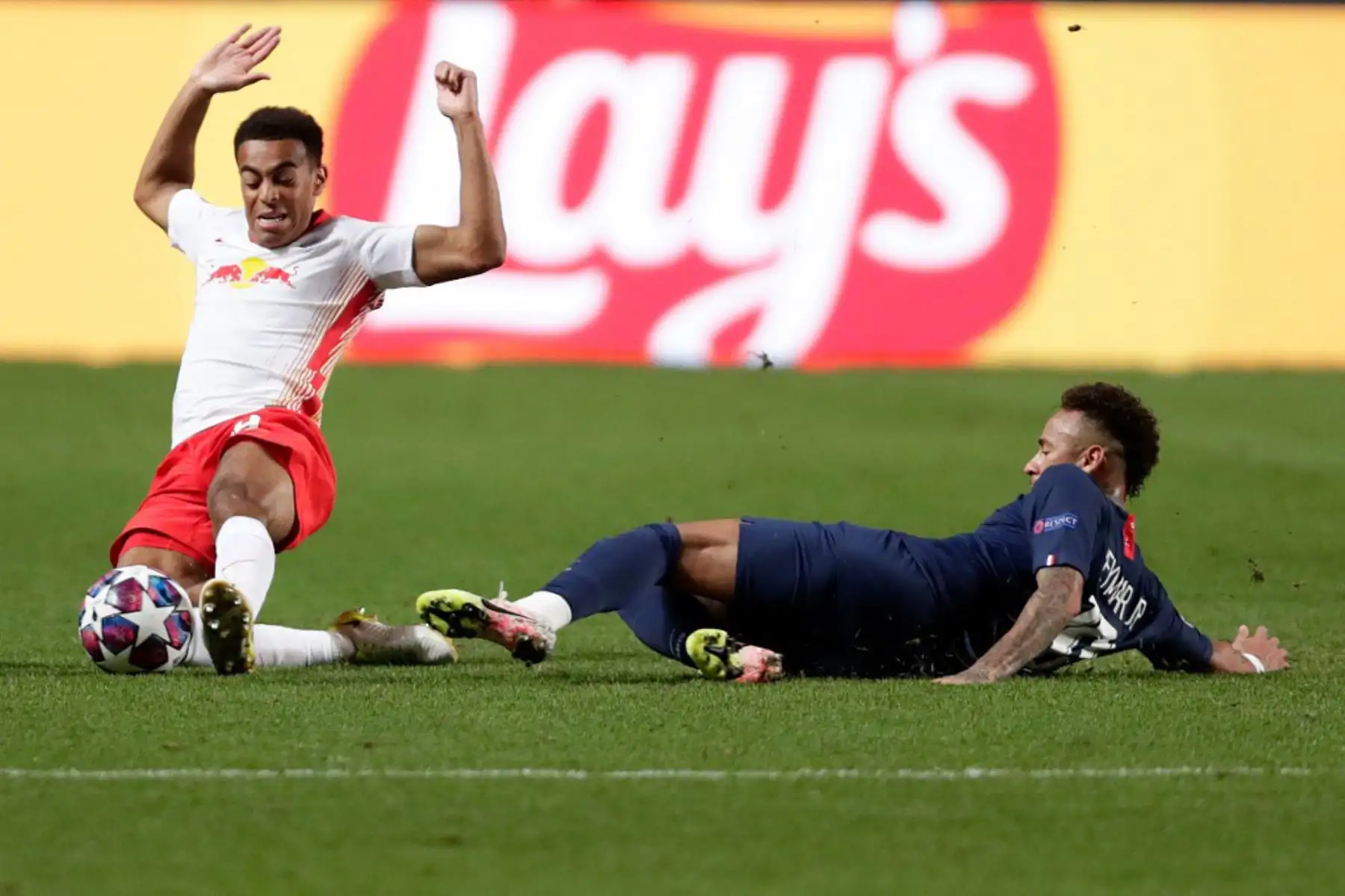 El delantero brasileño del Paris Saint-Germain, Neymar lucha por el balón con el mediocampista estadounidense de Leipzig, Tyler Adams, durante el partido de fútbol semifinal de la UEFA Champions League entre Leipzig y Paris Saint-Germain en el estadio Luz de Lisboa.

Foto: AFP