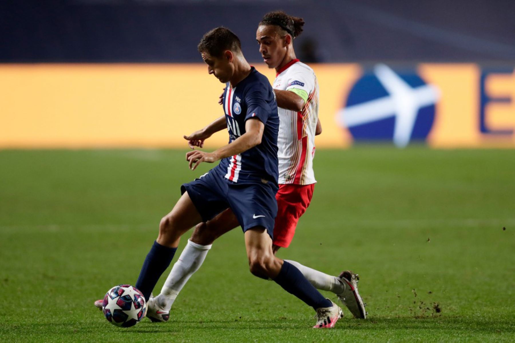 El centrocampista español del Paris Saint-Germain, Ander Herrera lucha por el balón con el delantero danés de Leipzig, Yussuf Poulsen, durante el partido de fútbol semifinal de la UEFA Champions League entre Leipzig y Paris Saint-Germain en el estadio Luz de Lisboa.

Foto: AFP