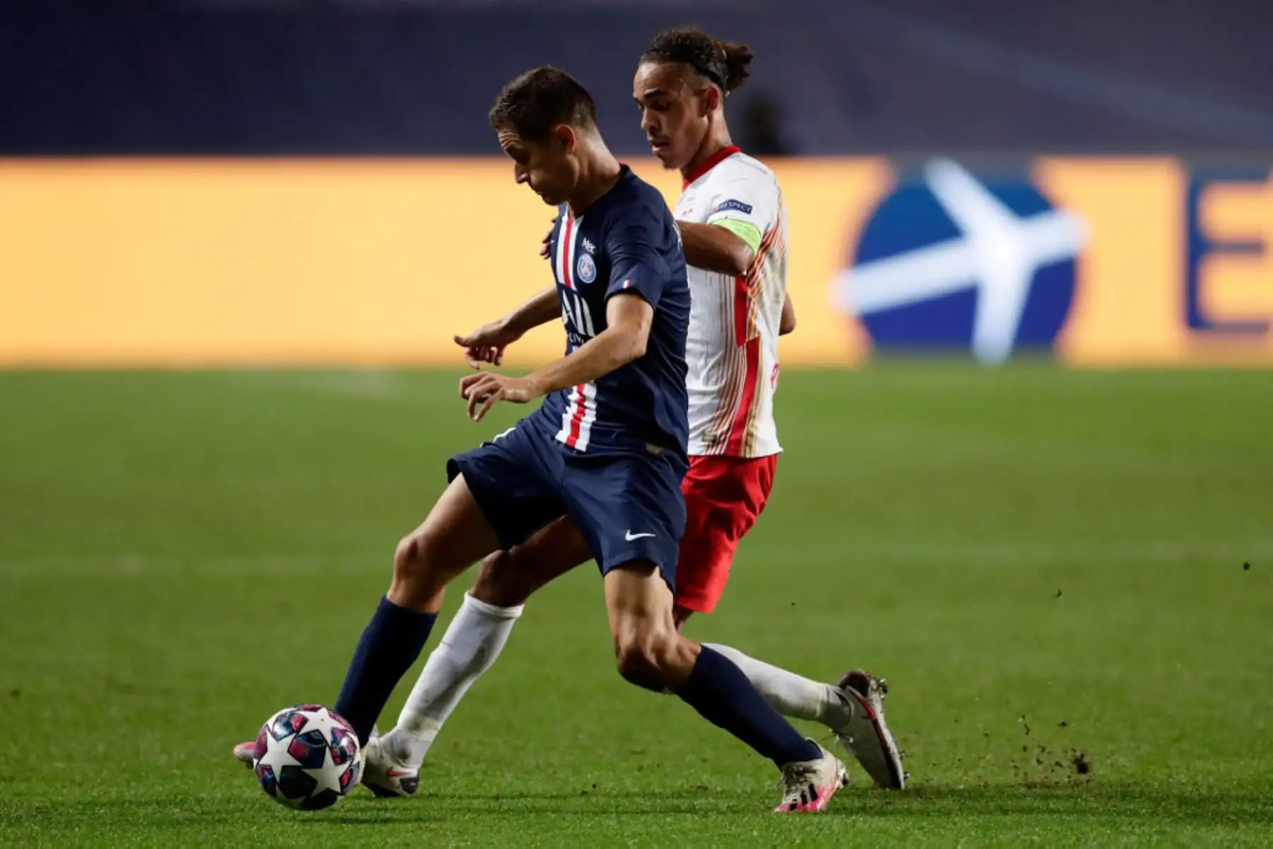 El centrocampista español del Paris Saint-Germain, Ander Herrera lucha por el balón con el delantero danés de Leipzig, Yussuf Poulsen, durante el partido de fútbol semifinal de la UEFA Champions League entre Leipzig y Paris Saint-Germain en el estadio Luz de Lisboa.

Foto: AFP
