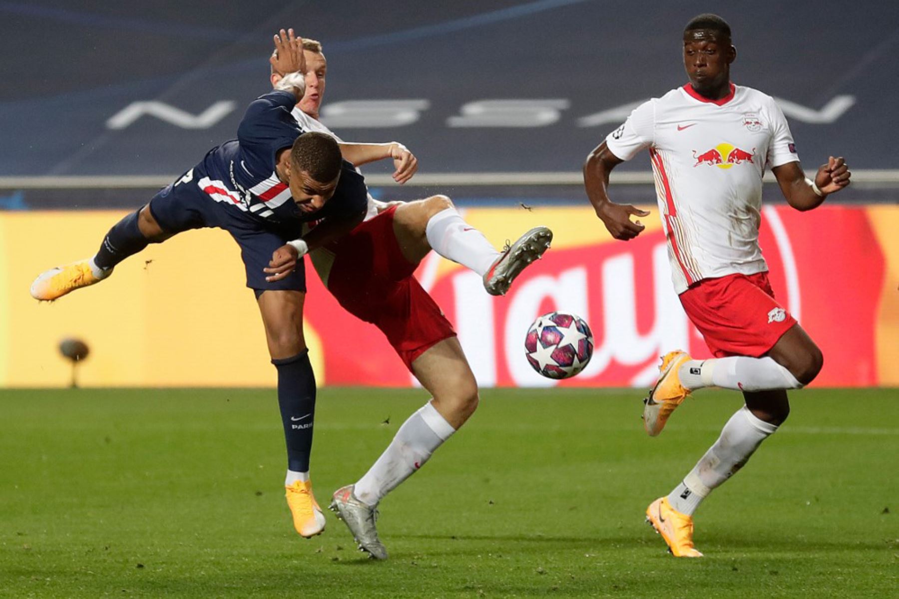 El delantero francés del Paris Saint-Germain, Kylian Mbappe lucha por el balón con el centrocampista austriaco de Leipzig, Marcel Sabitzer, durante el partido de fútbol semifinal de la UEFA Champions League entre Leipzig y Paris Saint-Germain en el estadio Luz de Lisboa.

Foto: AFP