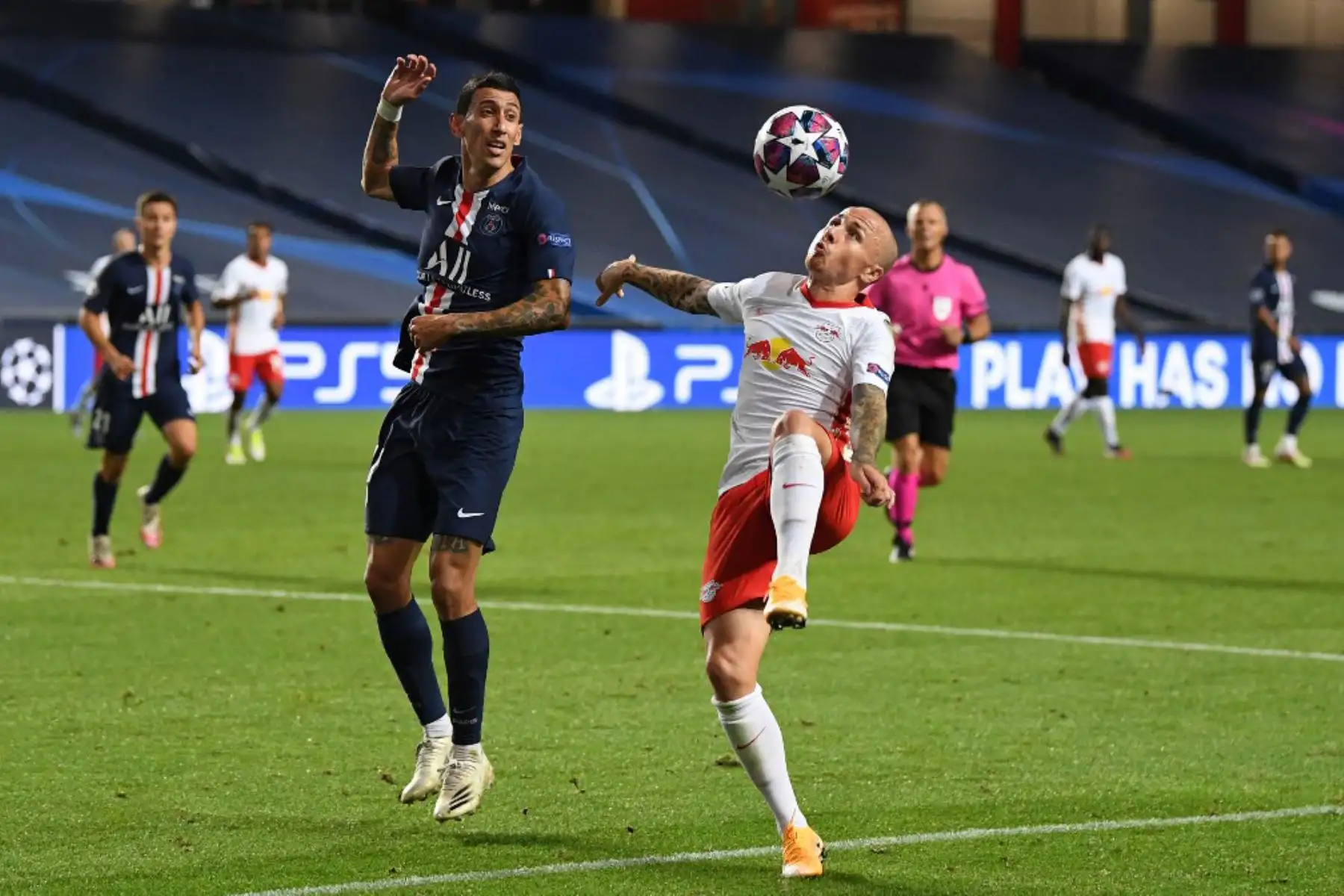 El mediocampista argentino del Paris Saint-Germain Angel Di Maria lucha por el balón con el defensor español de Leipzig Angelino durante el partido de fútbol de semifinales de la UEFA Champions League entre Leipzig y Paris Saint-Germain en el estadio Luz de Lisboa.

Foto: AFP
