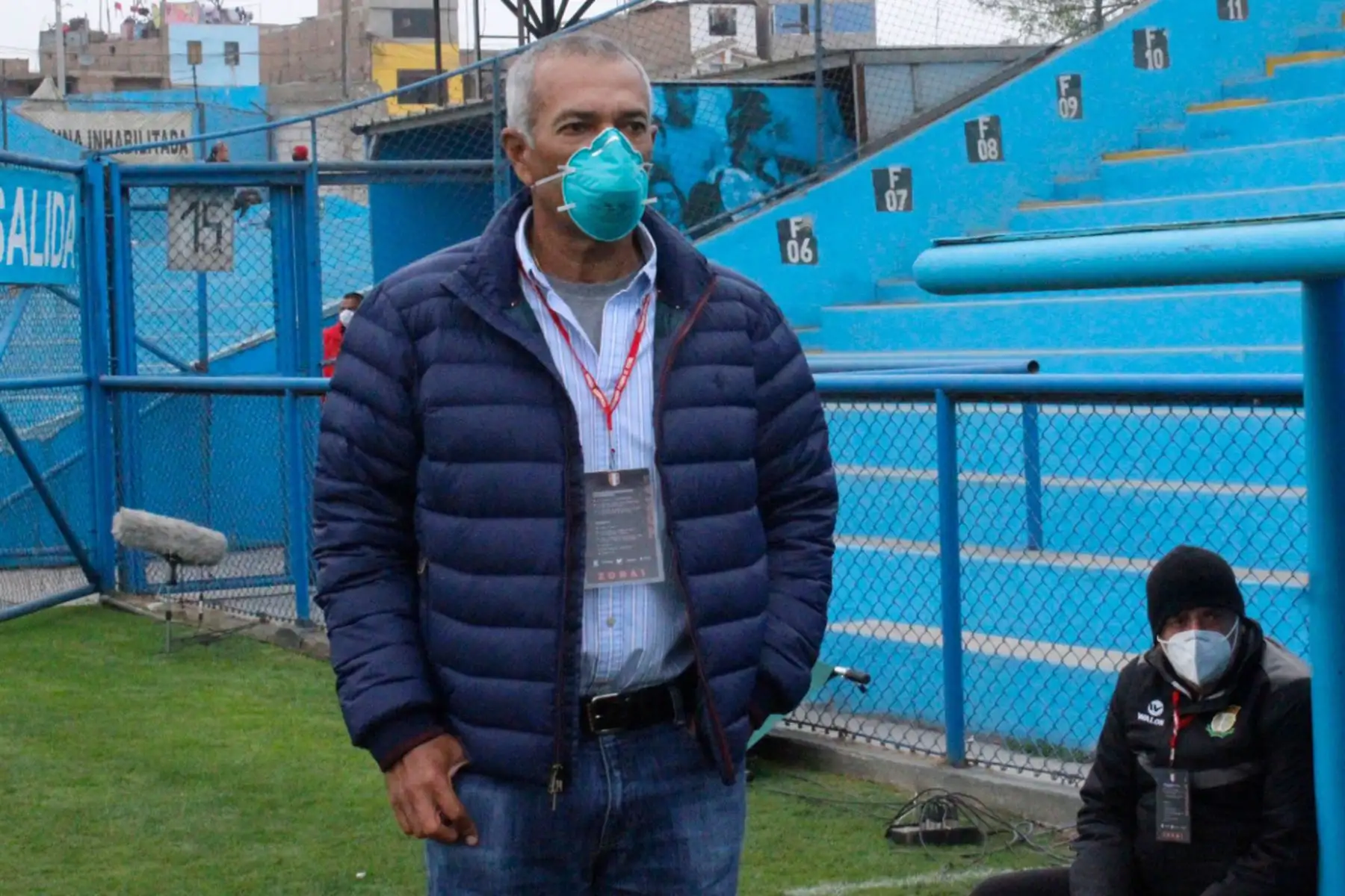 Entrenador de Sport Huancayo, Wilmar Valencia observa a su equipo que enfrenta al UTC Cajamarca por la liga 1 del Torneo Apertura 2020 en el estadio Alberto Gallardo de Lima Perú. 
Foto: @LigaFutProf