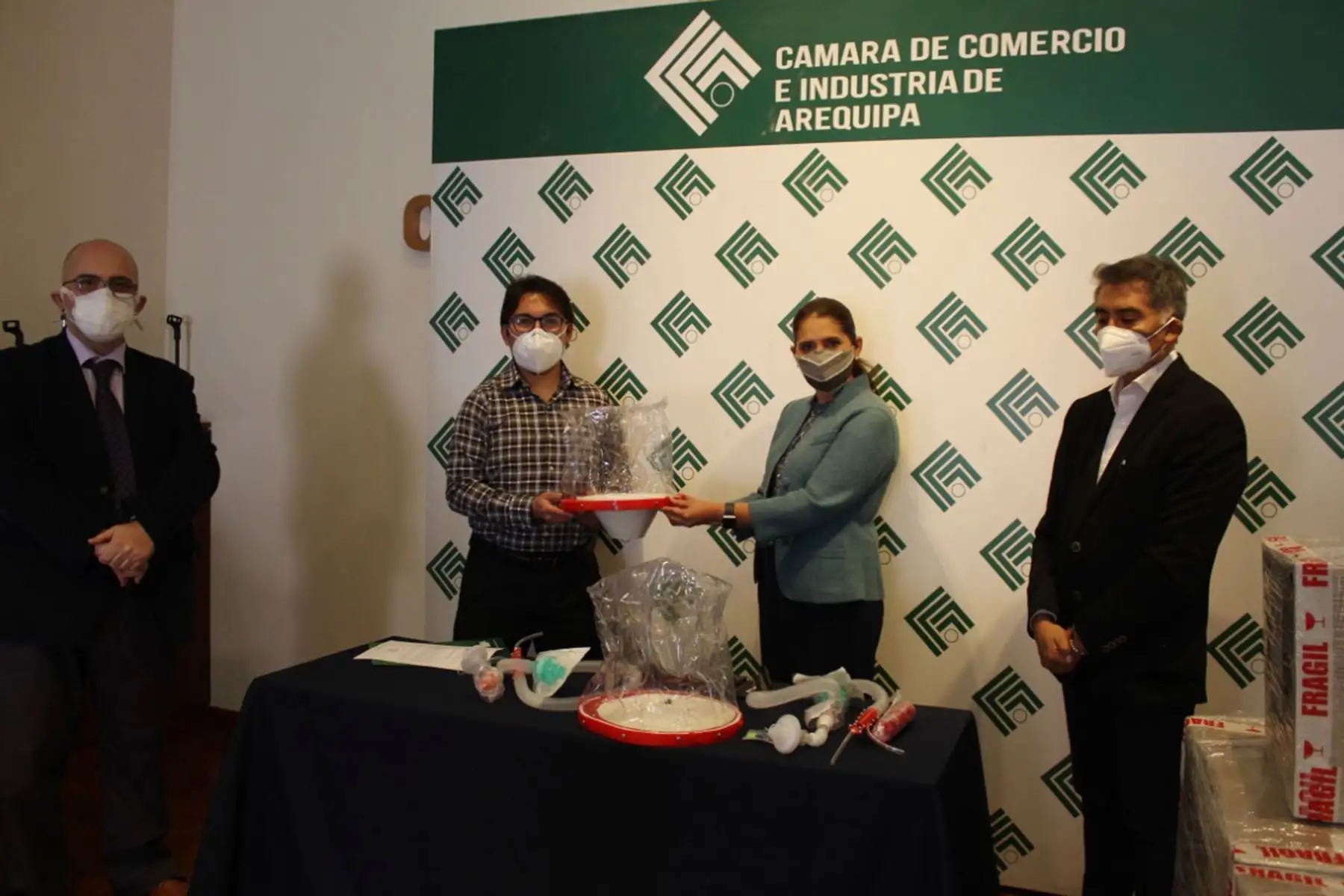 La CCIA donó 50 cascos de ventilación, de un total de 95, al hospital covid-19 como parte de la campaña 