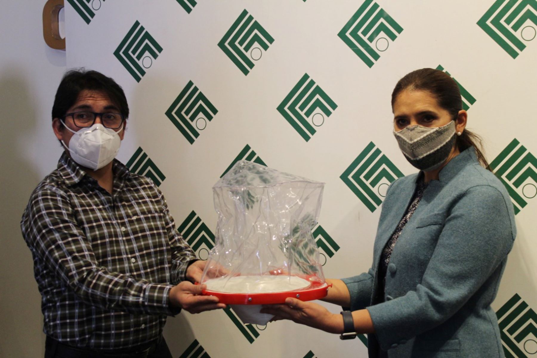 La CCIA donó 50 cascos de ventilación, de un total de 95, al hospital covid-19 como parte de la campaña 