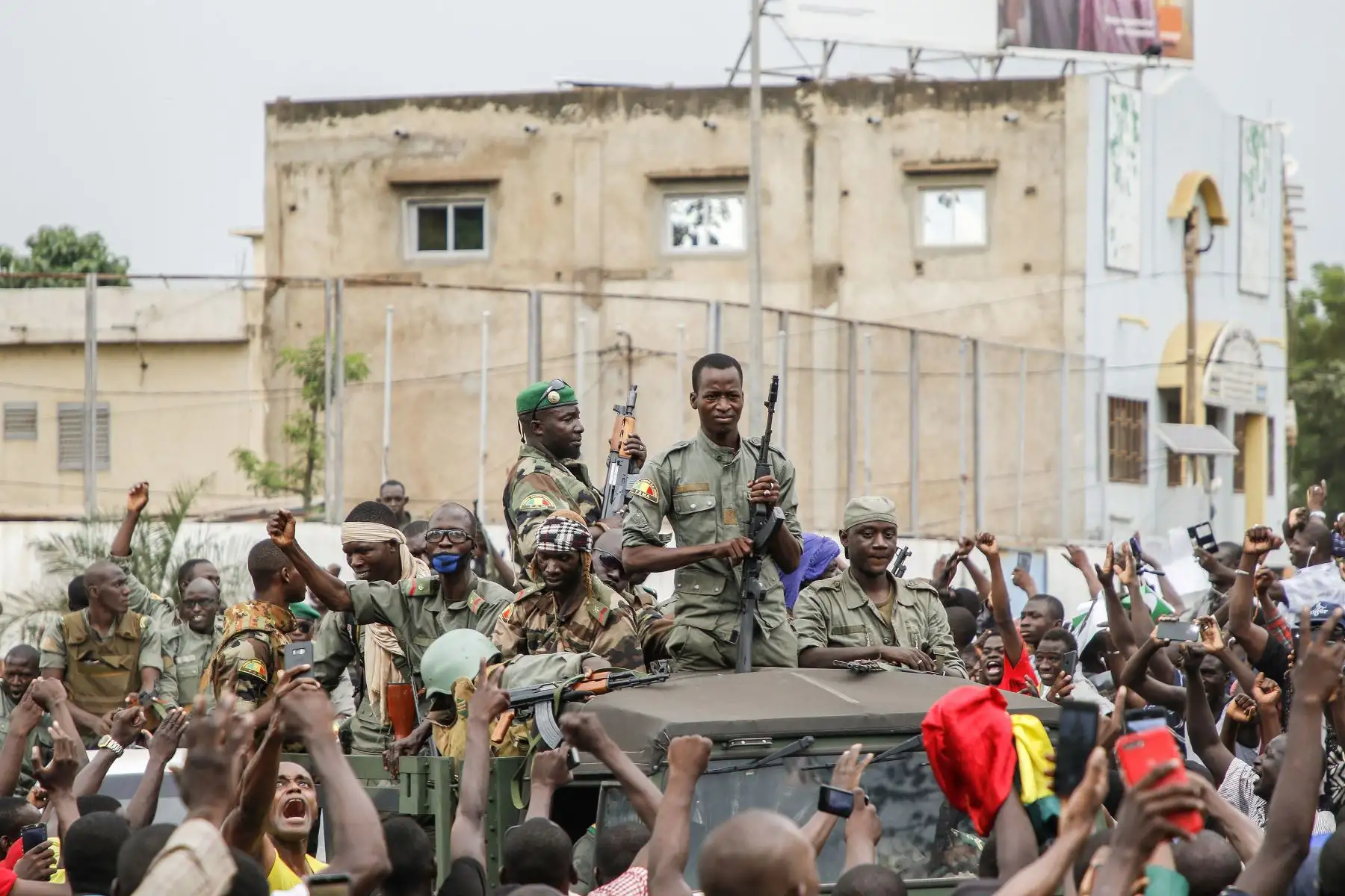 Los miembros armados de las Fuerzas Armadas de Malí son celebrados por la población mientras desfilan en la Plaza de la Independencia en Bamako edespués de que las tropas rebeldes capturaran al presidente de Malí, Ibrahim Boubacar. 
Foto: AFP