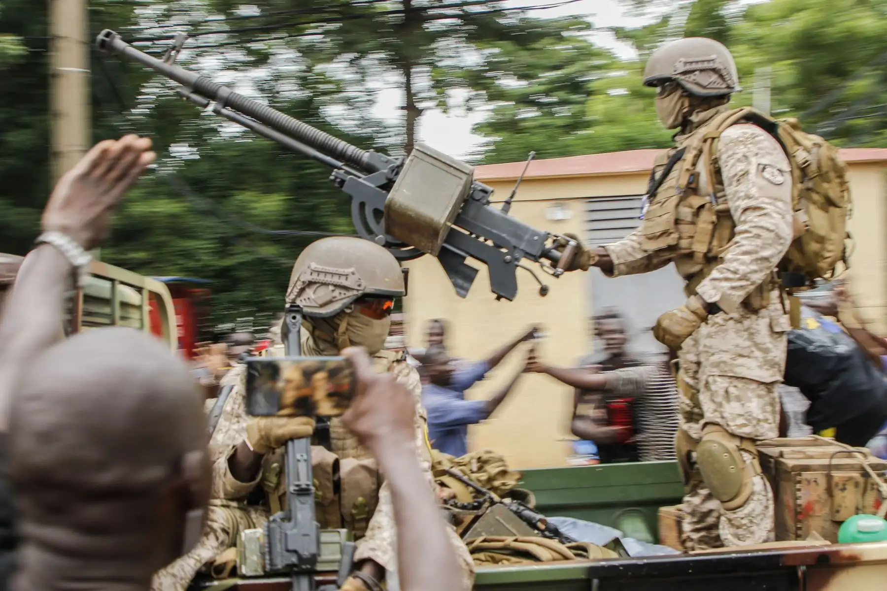 Los soldados malienses desfilan cuando llegan en un vehículo militar a la Plaza de la Independencia en Bamako, después de que las tropas rebeldes se apoderaran del presidente de Malí.
Foto: AFP