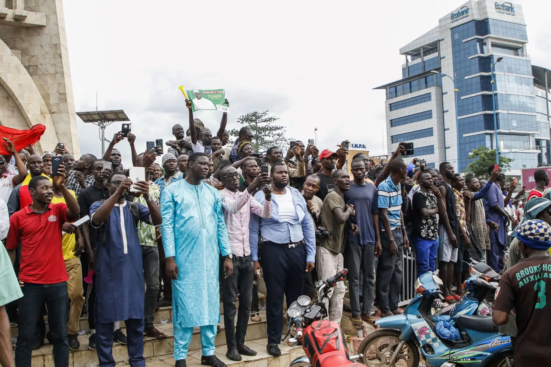 Los malienses se manifiestan en la Plaza de la Independencia en Bamako, después de que las tropas rebeldes se apoderaran del presidente de Malí, Ibrahim Boubacar Keita.
Foto: AFP
