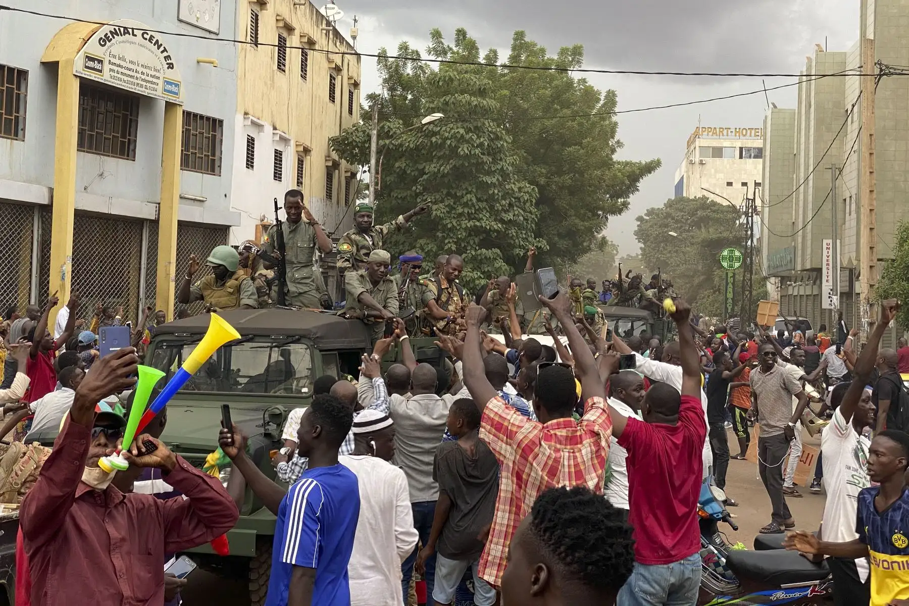 Los soldados malienses celebran cuando llegan a la plaza de la Independencia en Bamako . El primer ministro de Malí, Boubou Cisse, pidió  un "diálogo fraterno" con los soldados que se apoderaron de una guarnición militar clave y han provocado temores de una intento de golpe de Estado.
Foto: AFP
