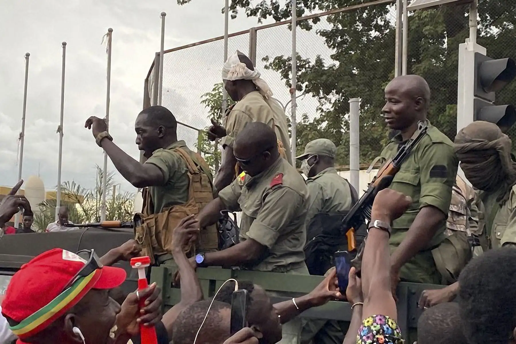 Los soldados malienses celebran cuando llegan a la plaza de la Independencia en Bamako . El primer ministro de Malí, Boubou Cisse, pidió un "diálogo fraterno" con los soldados que se apoderaron de una guarnición militar clave y que han provocado temores de una intento de golpe de Estado.
Foto: AFP