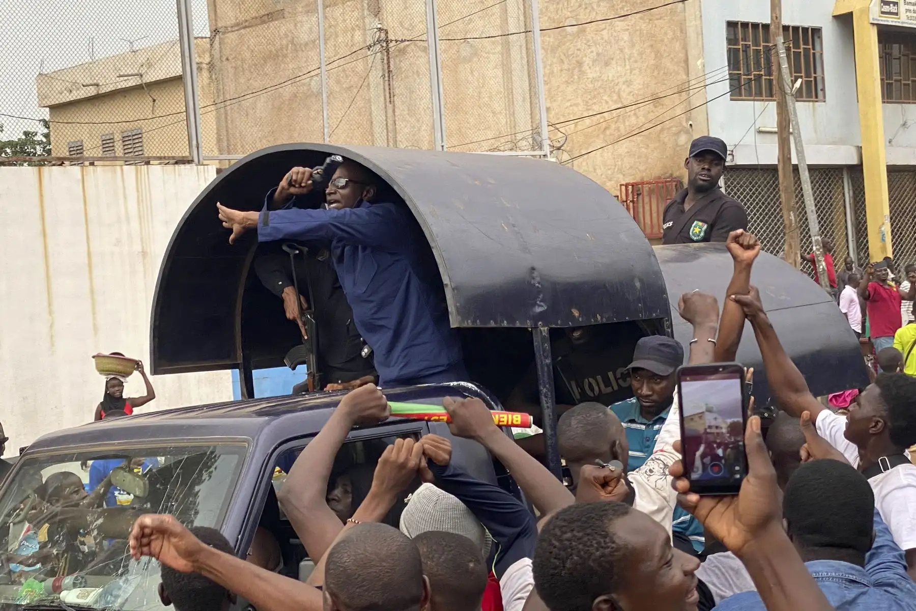 Los soldados malienses celebran cuando llegan a la plaza de la Independencia en Bamako . El primer ministro de Malí, Boubou Cisse, pidió un "diálogo fraterno" con los soldados que se apoderaron de una guarnición militar clave y que han provocado temores de una intento de golpe de Estado.
Foto: AFP