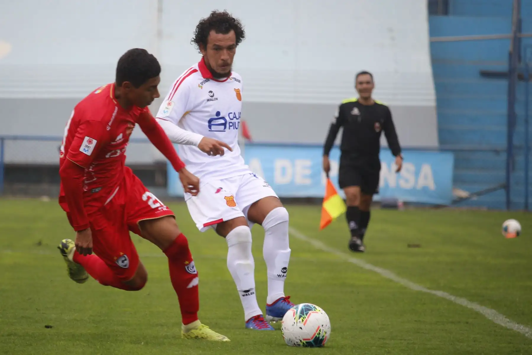 El futbolista del Atletico Grau Gary Correa disputa la pelota con Erick Perleche del Cienciano, por la liga 1 del Torneo Apertura 2020 en el Estadio Alberto Gallardo de Lima Perú. Foto: ANDINA/@LigaFutProfdel.