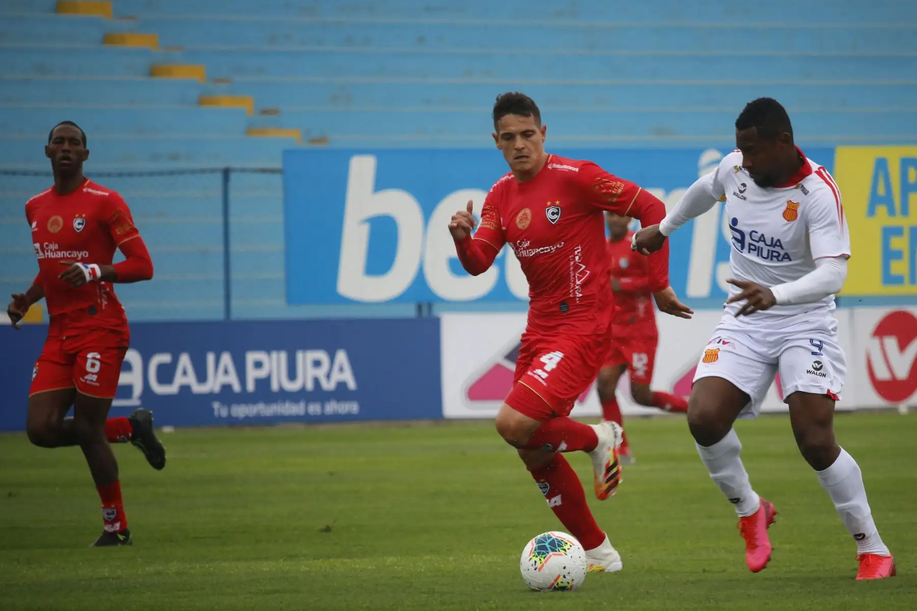El futbolista del Cienciano Lampos Kontogiannis disputa la pelota con Jeferson Collazos del Atletico Grau,  por la liga 1 del Torneo Apertura 2020 en el Estadio Alberto Gallardo de Lima Perú. Foto: ANDINA/@LigaFutProfdel.